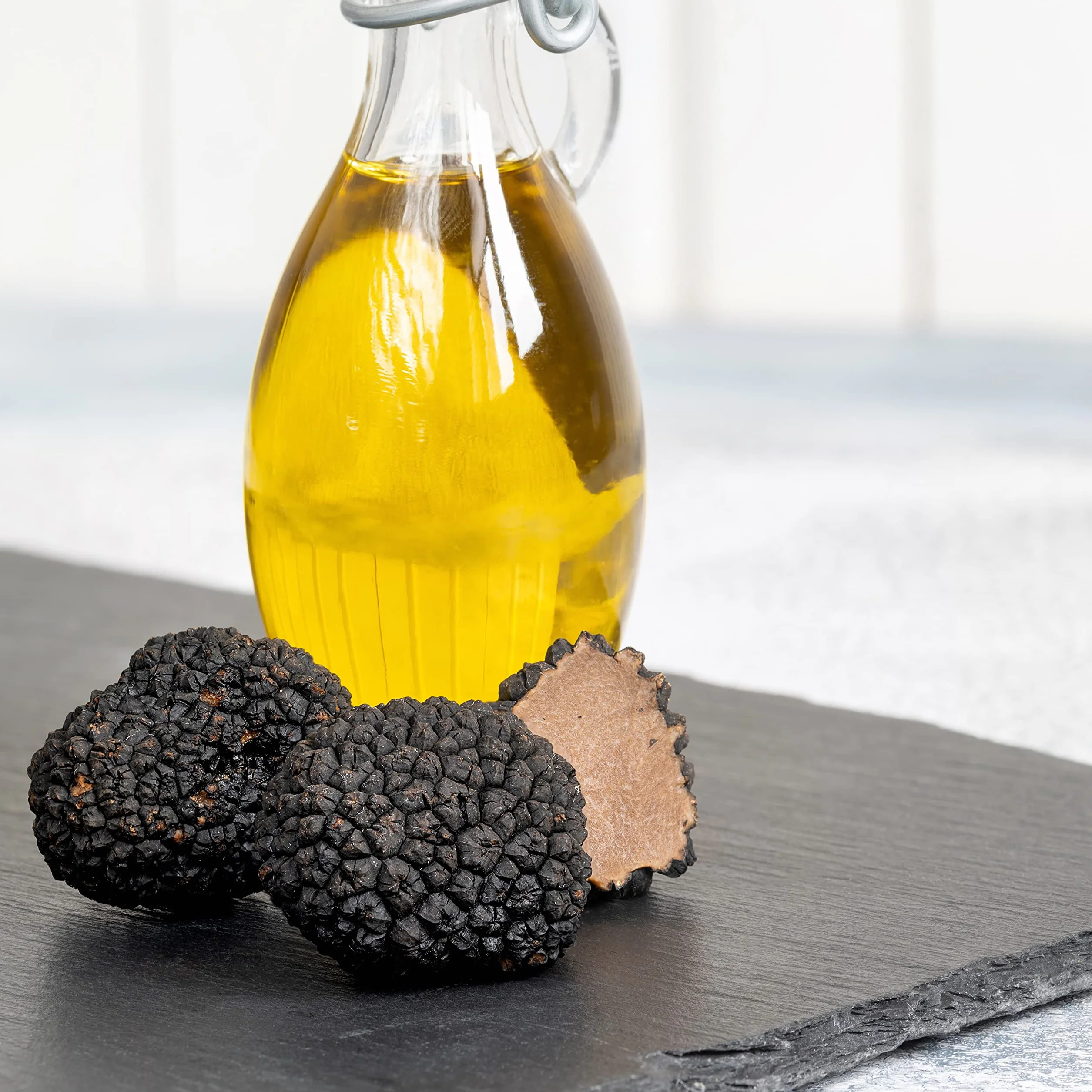 Olio al tartufo con vero tartufo nero 250 ml. In olio extravergine di oliva, per salse e per affinare i piatti. Adatto per una dieta vegana e senza glutine