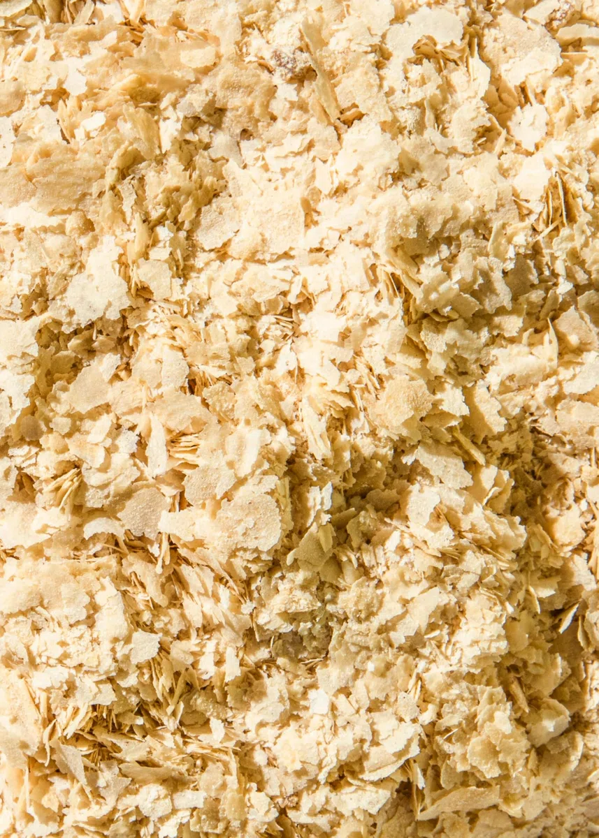 KoRo - Lievito alimentare in scaglie 500 g - fiocchi di lievito nutrizionale di melassa grattugiato, ricco di vitamina b12, ideale come formaggio vegano