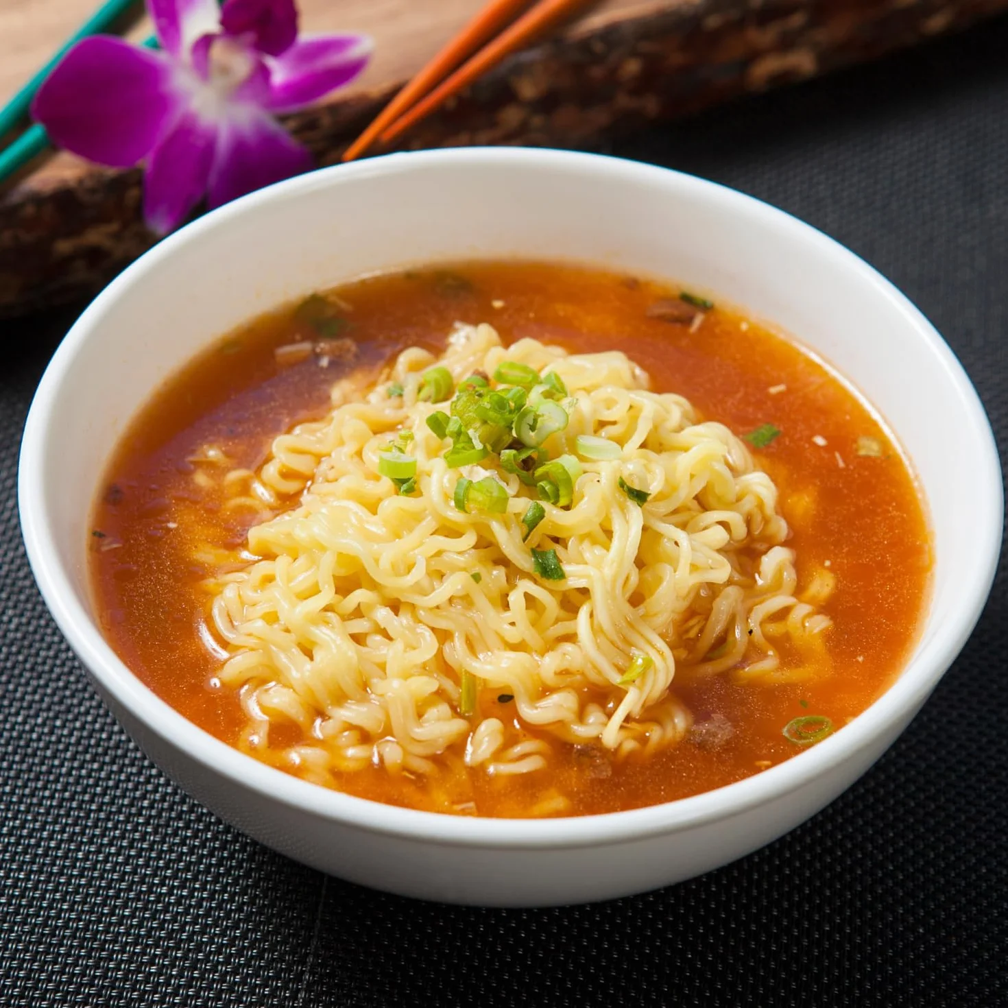 Tongyi Noodles istantanee di crauti di manzo pacco da 12 x 125 gr