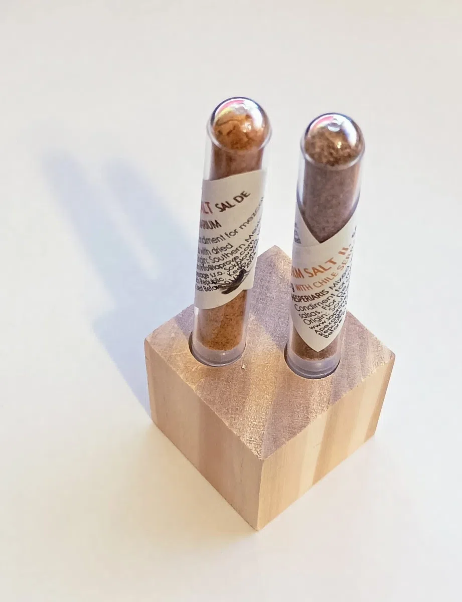 Scatola di sale con verme e cavalletta