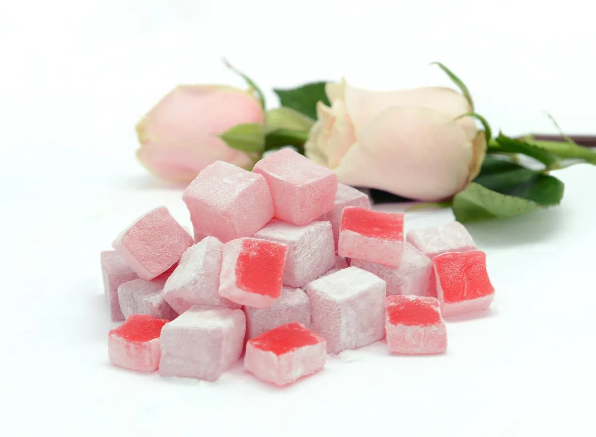 Mughe Gourmet Elegante Scatola di Latta di Caramelle Delizia Turca - 1300g - doppio strato - Halal,Vegan Lokum con Gusti di Frutta Rosa, Fragola, Limone, Arancia, Menta - Perfette per Compleanni