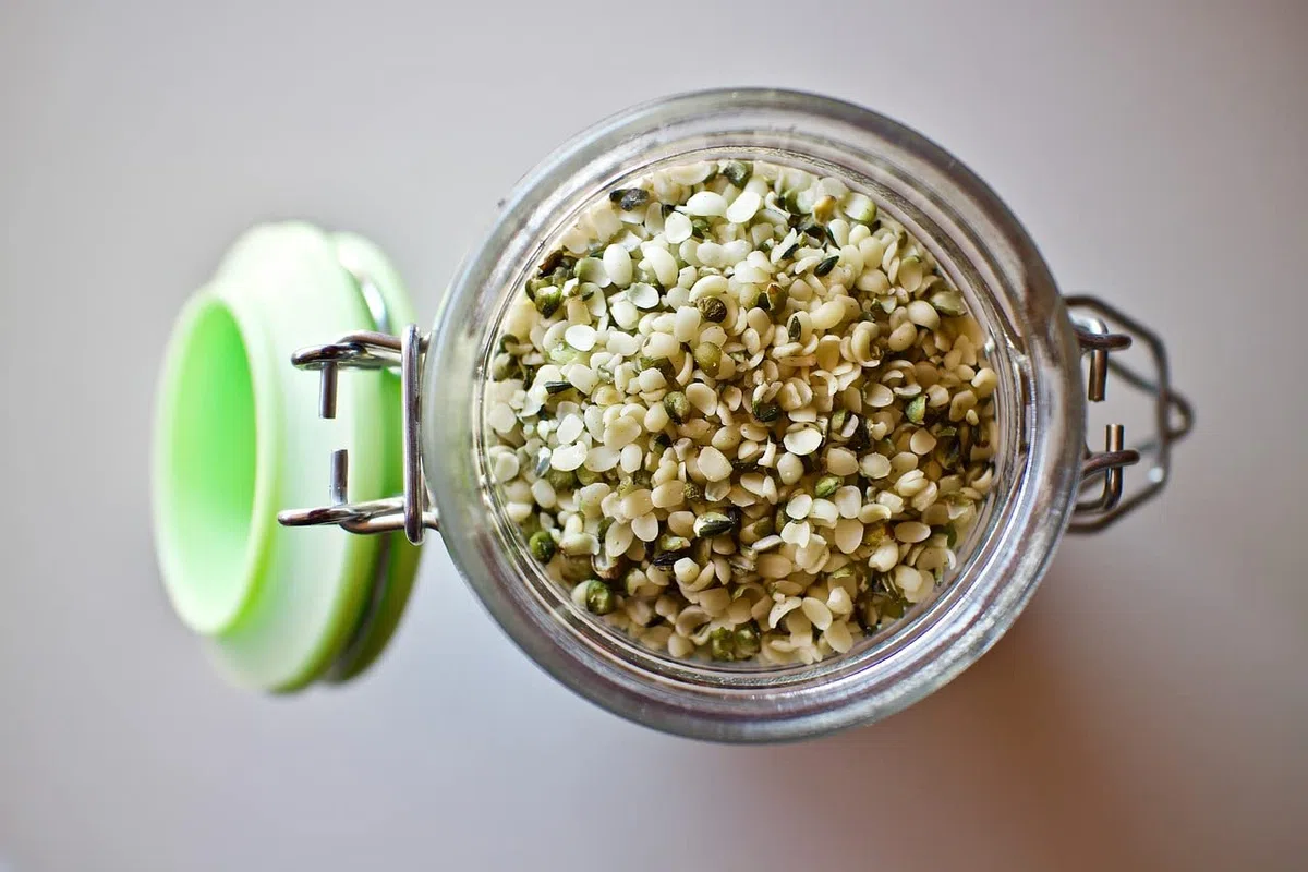 1kg di semi di canapa biologici sbucciati e non tostati - i semi di canapa sono ideali come condimento saporito per muesli e insalate