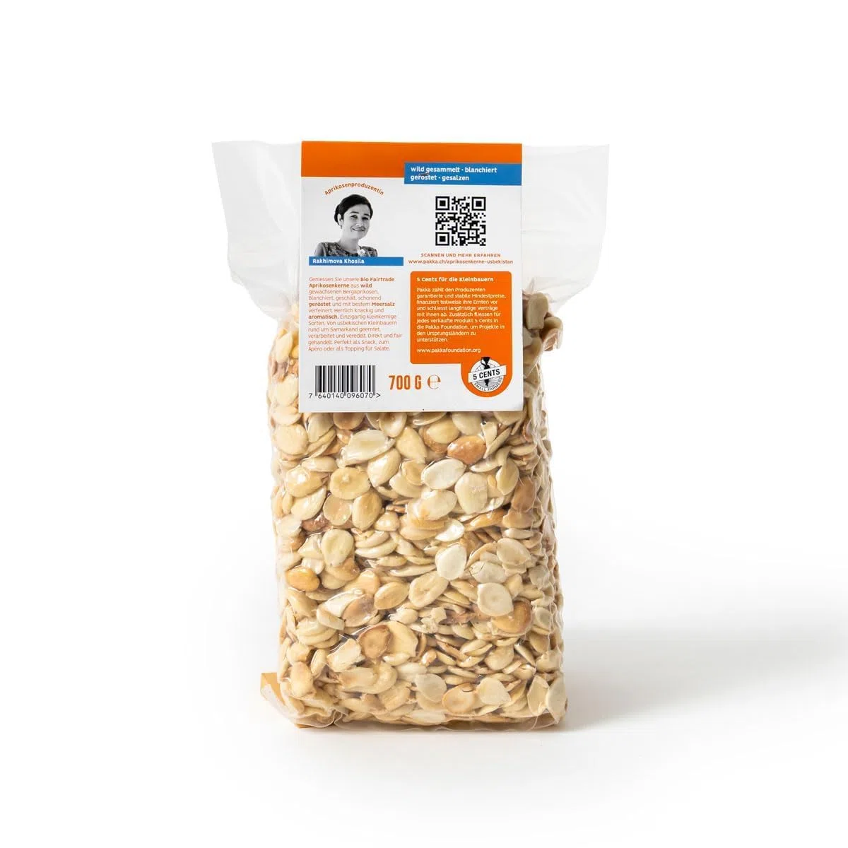 PAKKA Mandorle di Albicocca Premium Bio Fairtrade Tostate e Salate 700 g – Deamarizzate, Vegan, Origine Uzbekistan, Confezionate dal Produttore