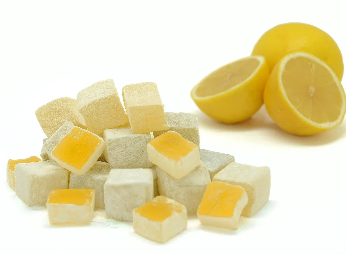 Mughe Gourmet Elegante Scatola di Latta di Caramelle Delizia Turca - 1300g - doppio strato - Halal,Vegan Lokum con Gusti di Frutta Rosa, Fragola, Limone, Arancia, Menta - Perfette per Compleanni