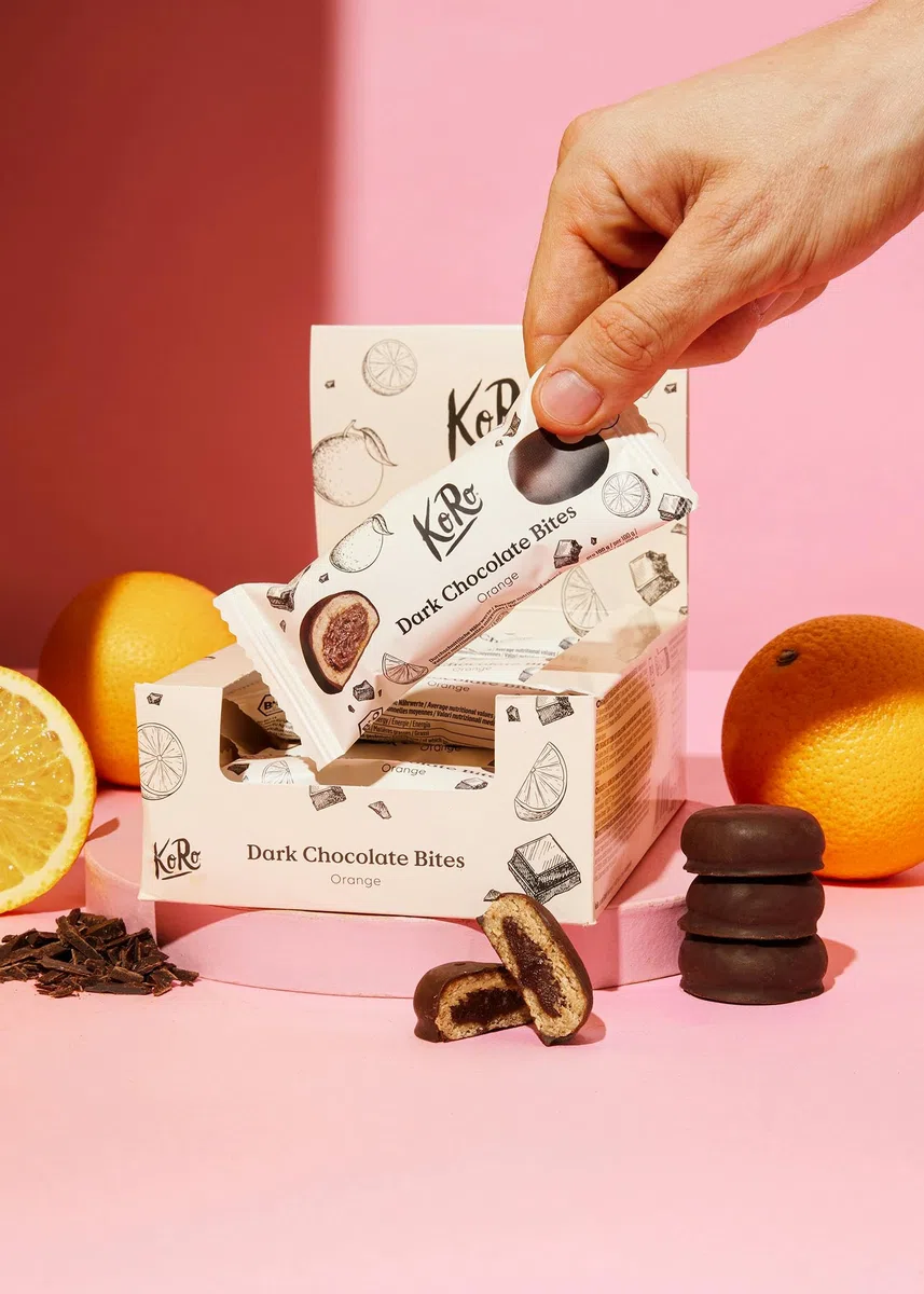 KoRo - Palline di cioccolato fondente ripiene all'arancia bio - 12 x 2 x 20 g - A base di avena e anacardi - Con ripieno fruttato all'arancia - vegan