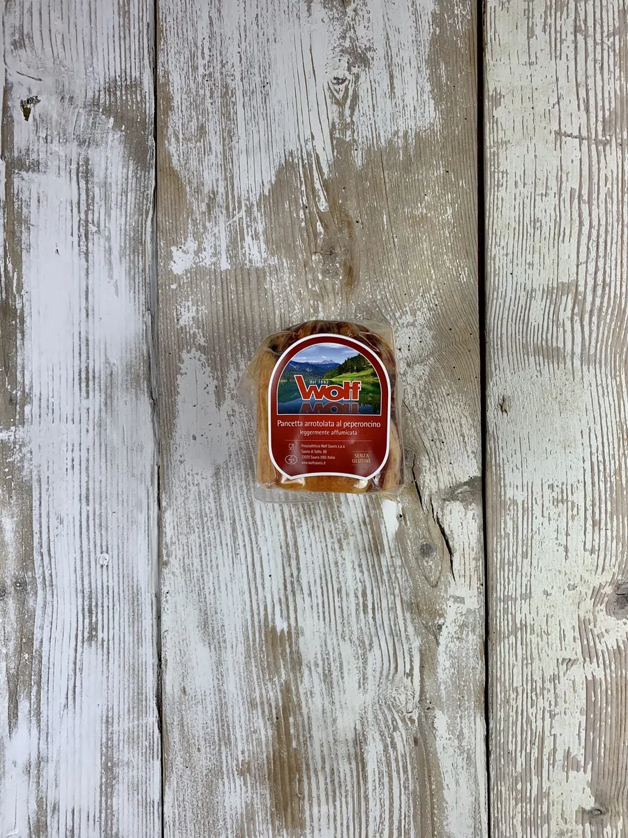 Wolf, Pancetta Arrotolata al Peperoncino, Trancio, Leggera Affumicatura con Legno di Faggio, 100% Carne da Allevamenti Italiani, Senza Glutine, Sottovuoto, 1 kg (min. netto garantito)