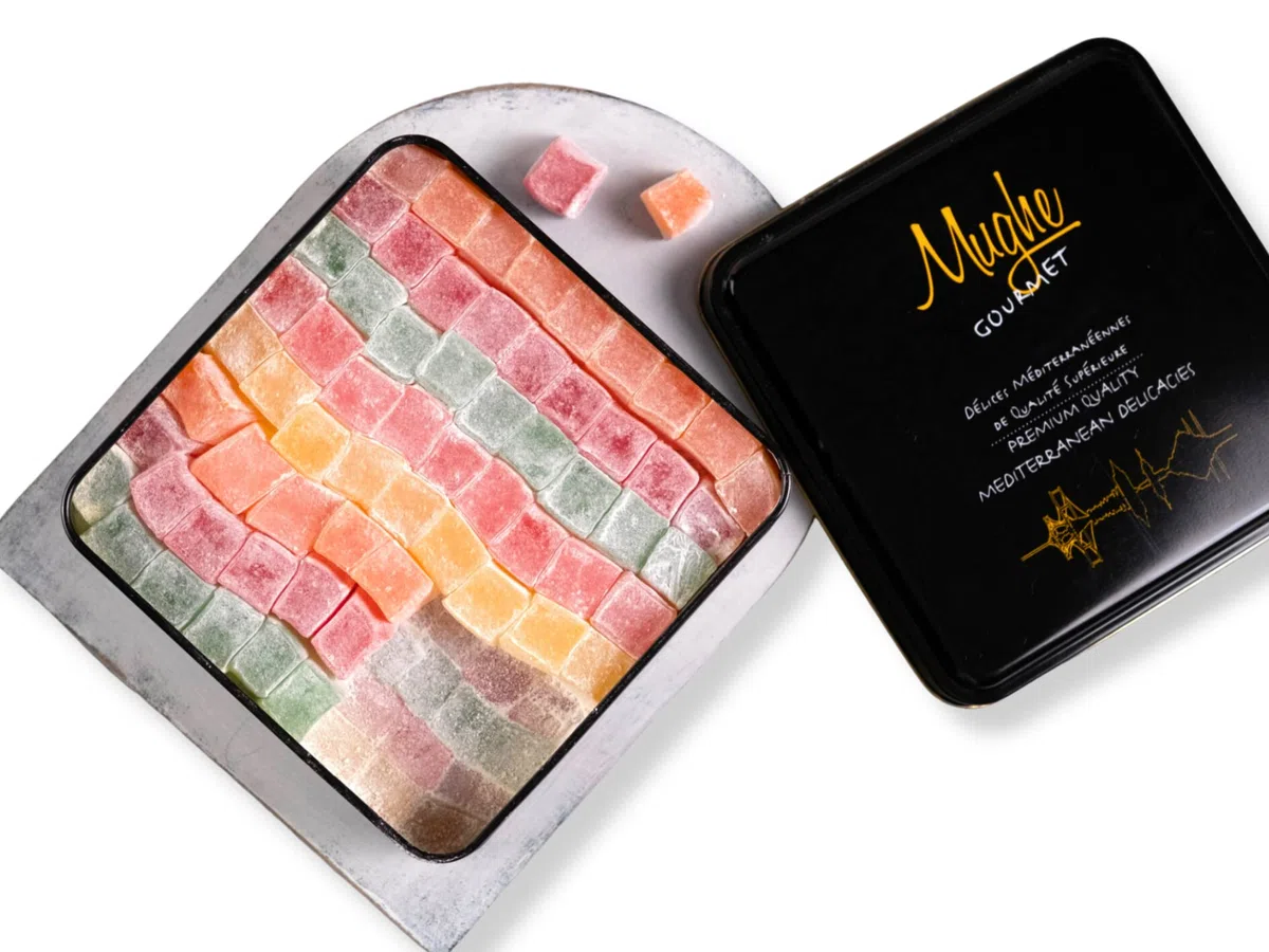 Mughe Gourmet Elegante Scatola di Latta di Caramelle Delizia Turca - 1300g - doppio strato - Halal,Vegan Lokum con Gusti di Frutta Rosa, Fragola, Limone, Arancia, Menta - Perfette per Compleanni