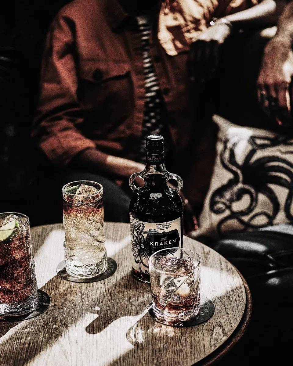 The Kraken 100cl - Rum nero speziato: canna da zucchero, rum caraibici scuri e 13 spezie. 40% vol.