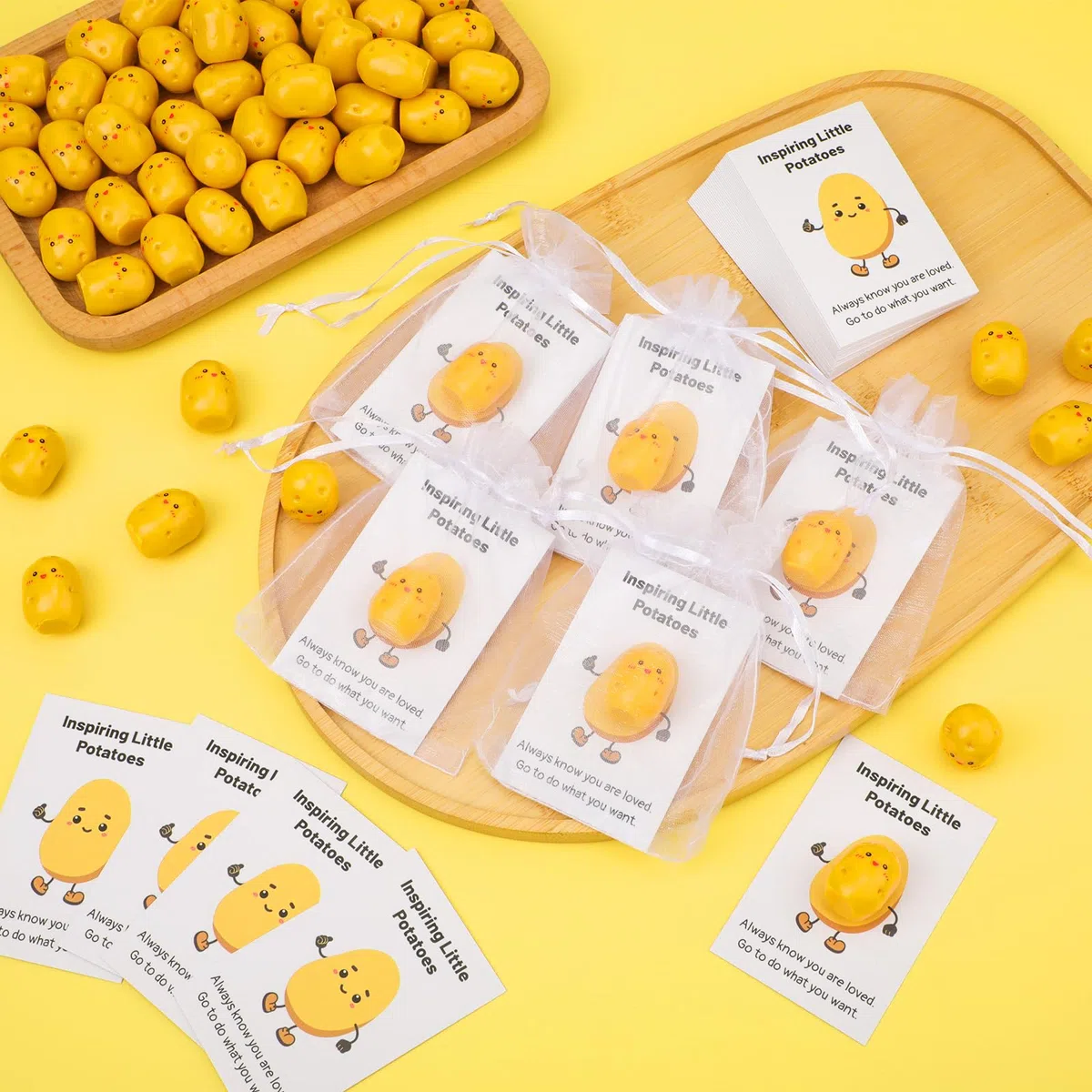 XIHIRCD 30pz Patate che Ispirano Positivamente, Mini Patate in Resina Realistiche con Sacchetto di Organza in Cartoncino Divertente Regalo Positivo per Collega Staff Studente Insegnante
