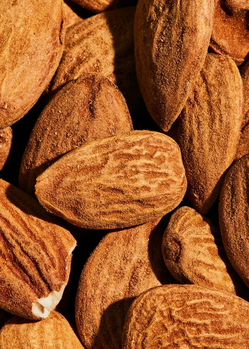 KoRo - Mandorle intere bio 1 kg - mandorle sgusciate biologiche e senza additivi, fonte di proteine vegetali, ideali come snack, per muesli, dolci e ricette salate
