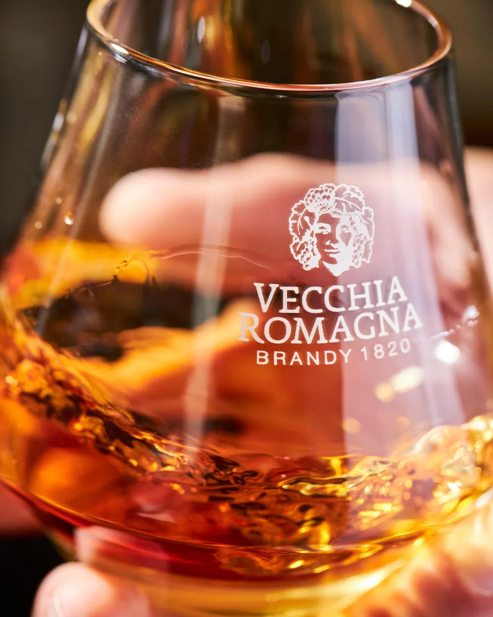 Vecchia Romagna Etichetta Nera 70cl Special Pack - Confezione regalo con un bicchiere. Brandy con doppio invecchiamento, gusto elegante e deciso. 38% vol.