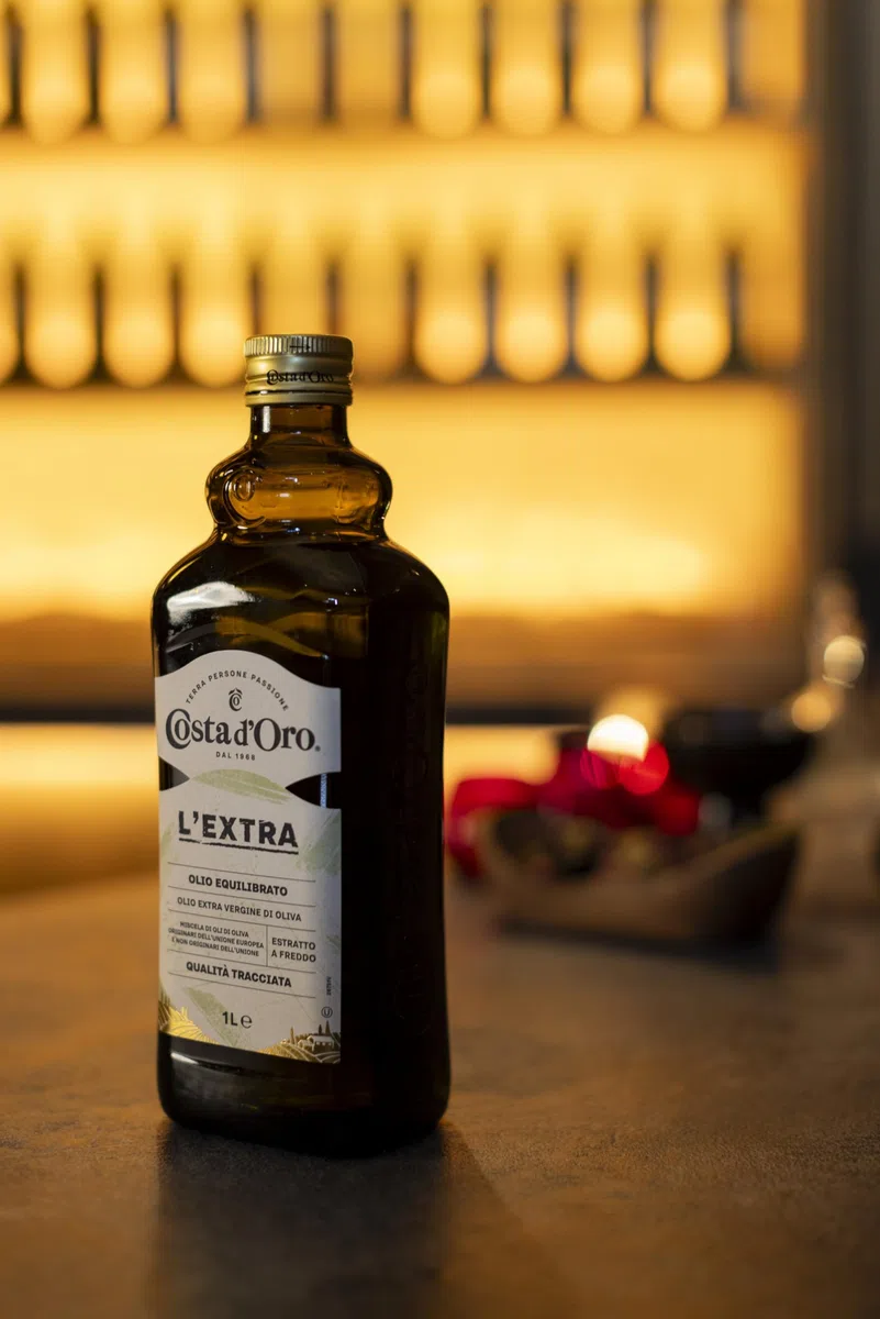Costa d’Oro – L’Extra 3L. Olio Extravergine di oliva estratto a freddo. Sapore equilibrato, adatto a tutte le ricette e come condimento per insalate. Latta da 3 litri.