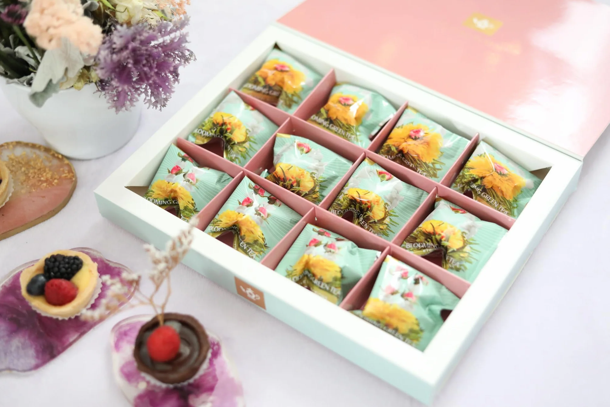 Teabloom Scrigno del Tè Fiorito – Collezione Curata di 12 Tè Gourmet in Fiore – Elegante Confezione Regalo Pronta da Donare