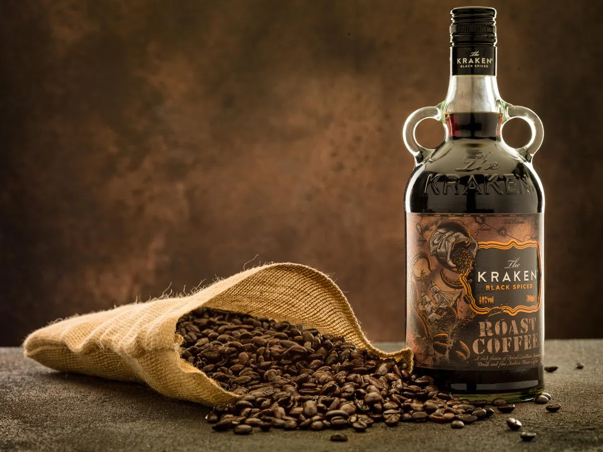 The Kraken Black Spiced Roast Coffee 70 cl - Una ricca miscela di rum caraibico, spezie esotiche e pregiati chicchi di caffè Arabica. 40% vol.