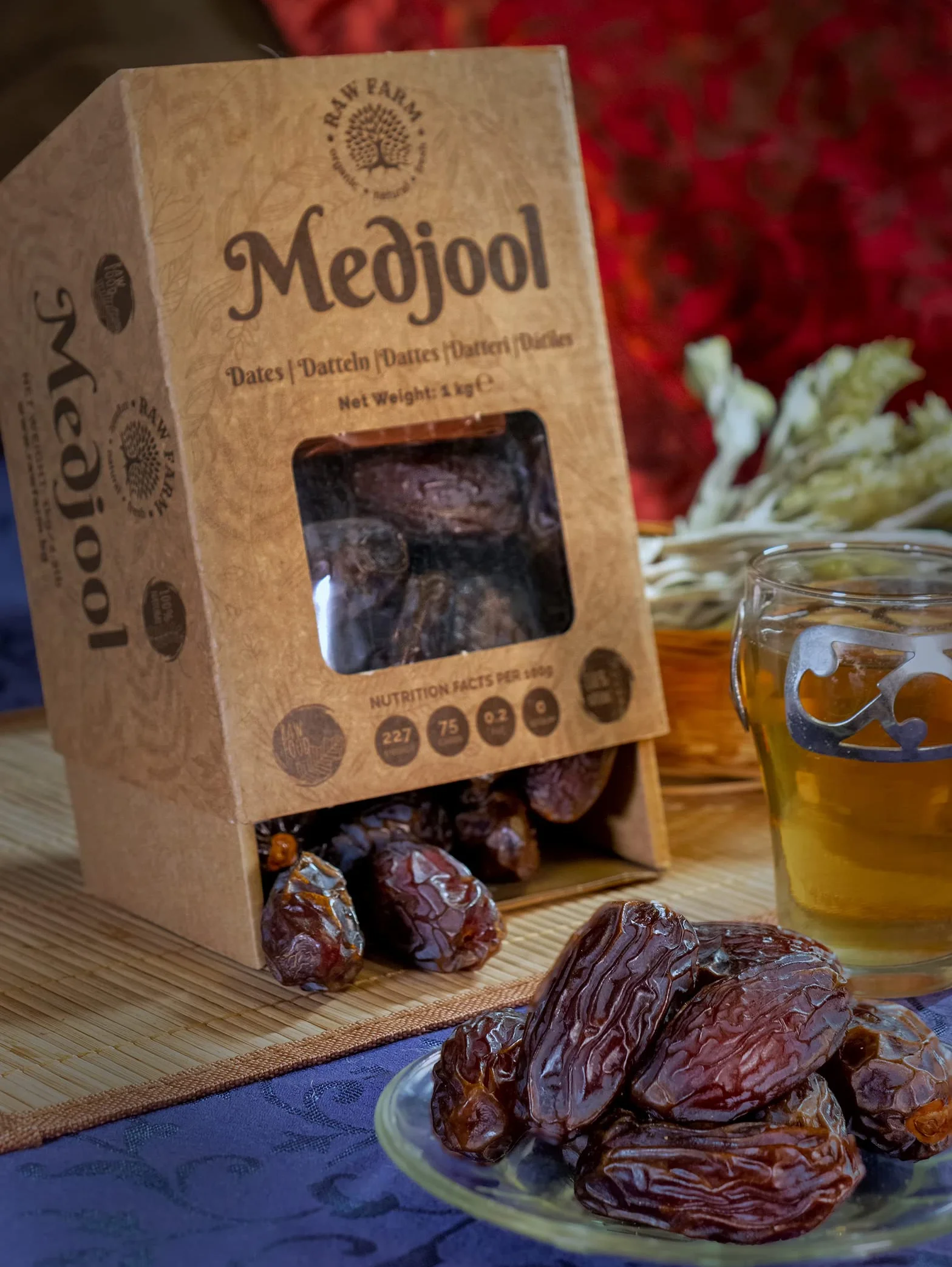 Raw Farm - Datteri Medjool freschi biologici con pietra, dimensioni medie selezionate 1 kg