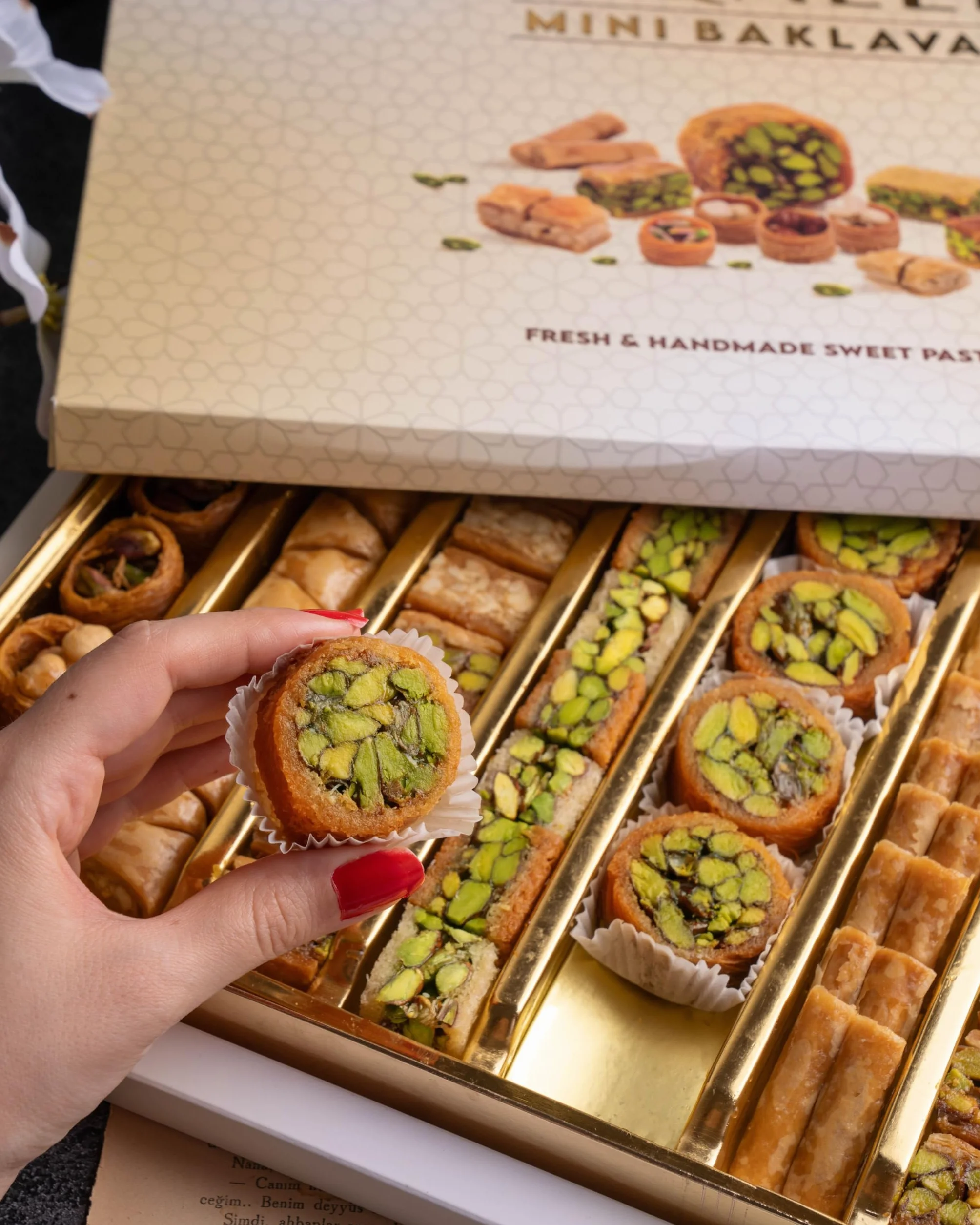 Piqalli Mini Baklava 700g Mix - Baklawa Mix Confezione regalo con diverse varietà di pistacchi, anacardi, mandorle