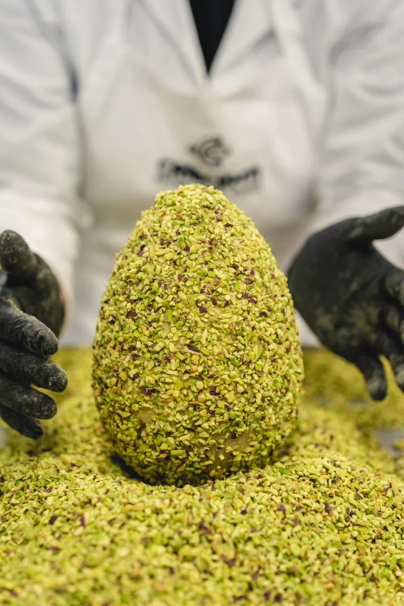 Uovo di Pasqua ARTIGIANALE (450 GR) di CIOCCOLATO AL PISTACCHIO e GRANELLA di PISTACCHIO. Con SORPRESA made in Sicily all'interno dell' elegante scatola.