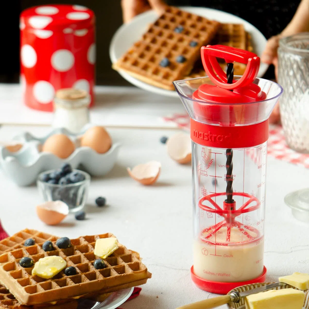 MASTRAD - Twist'n'Mix - Miscelatore per impasti liquidi (frittelle, cialde, pancakes) senza nessun altro materiale - Metodo garantito senza grumi - Facile da usare - 700 ml - Rosso - F38610