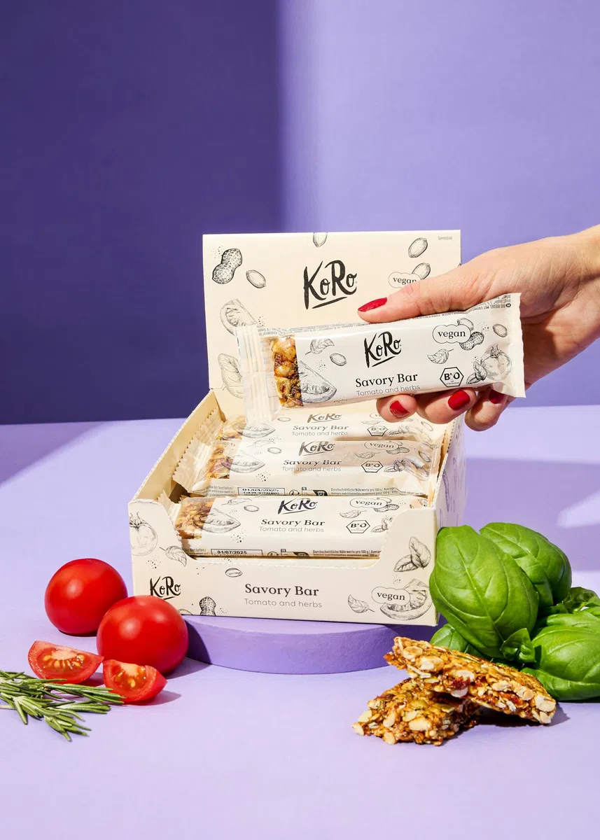 KoRo - Barretta salata alle arachidi con pomodoro ed erbe bio 12 x 40 g - Alternativa alle barrette dolci - Fonte di fibre e proteine - Vegan