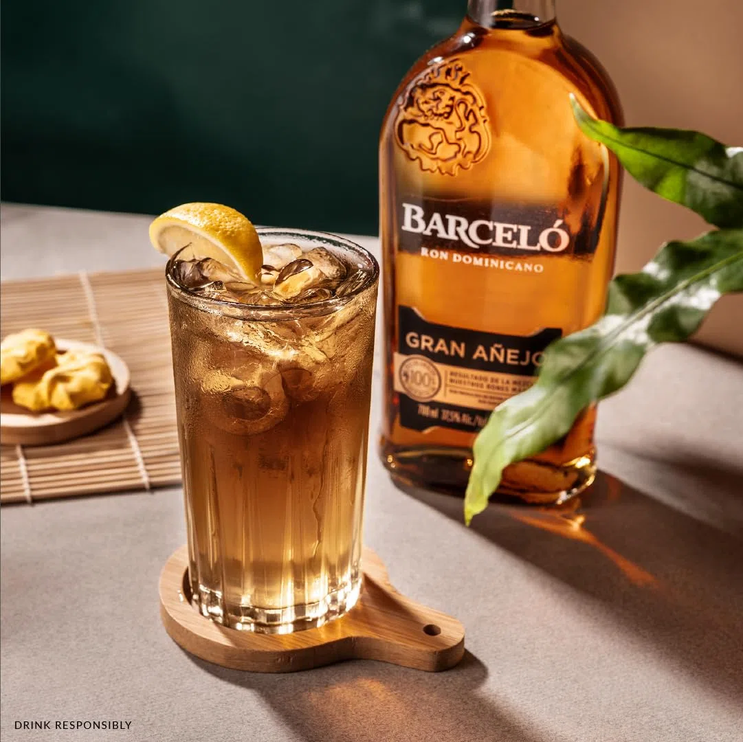 Ron Barceló Gran Añejo – Bottiglia da 700ml di Rum Ambrato, Invecchiato Fino a 6 Anni in Barrique di Rovere Ex Bourbon, Rum Dominicano da 100% Succo di Canna da Zucchero, Per Cocktail di Alto Livello