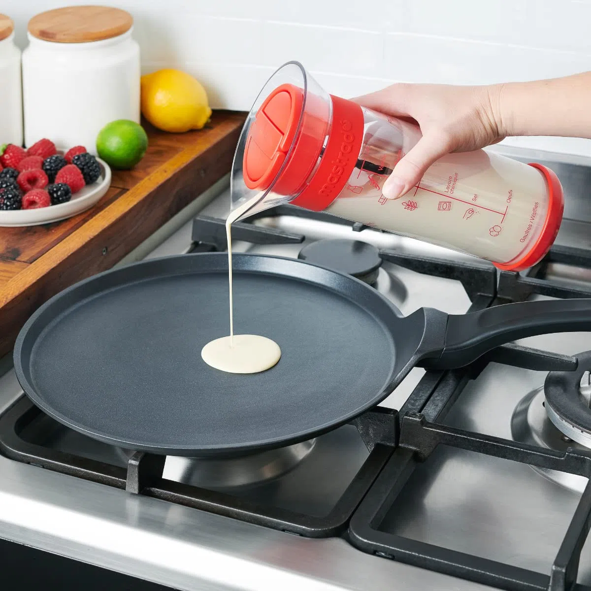 MASTRAD - Twist'n'Mix - Miscelatore per impasti liquidi (frittelle, cialde, pancakes) senza nessun altro materiale - Metodo garantito senza grumi - Facile da usare - 700 ml - Rosso - F38610