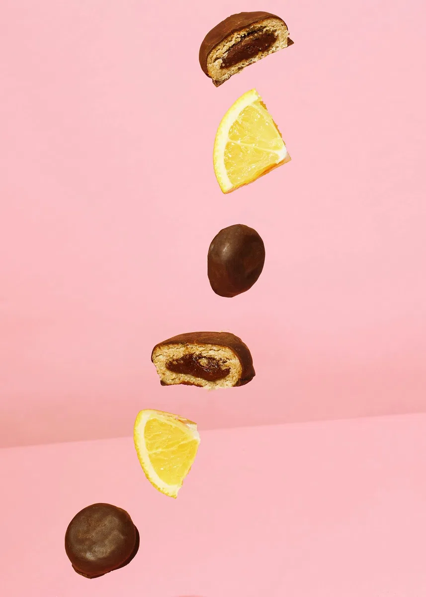 KoRo - Palline di cioccolato fondente ripiene all'arancia bio - 12 x 2 x 20 g - A base di avena e anacardi - Con ripieno fruttato all'arancia - vegan
