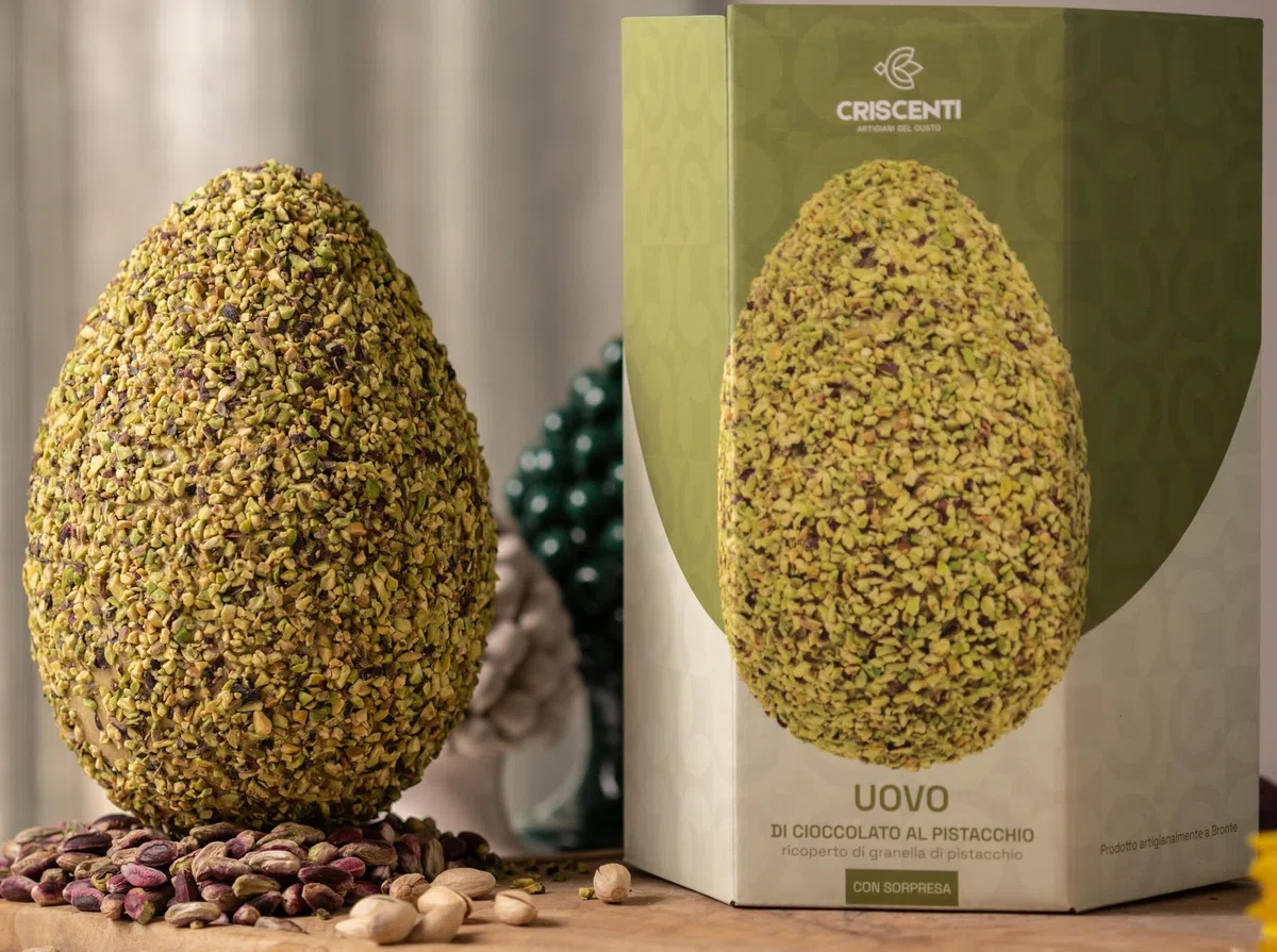 Uovo di Pasqua ARTIGIANALE (450 GR) di CIOCCOLATO AL PISTACCHIO e GRANELLA di PISTACCHIO. Con SORPRESA made in Sicily all'interno dell' elegante scatola.