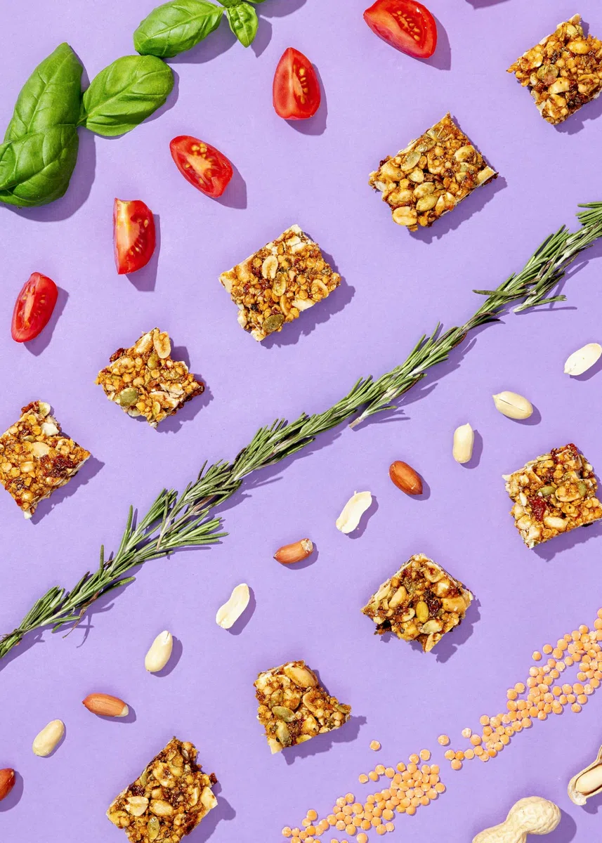 KoRo - Barretta salata alle arachidi con pomodoro ed erbe bio 12 x 40 g - Alternativa alle barrette dolci - Fonte di fibre e proteine - Vegan