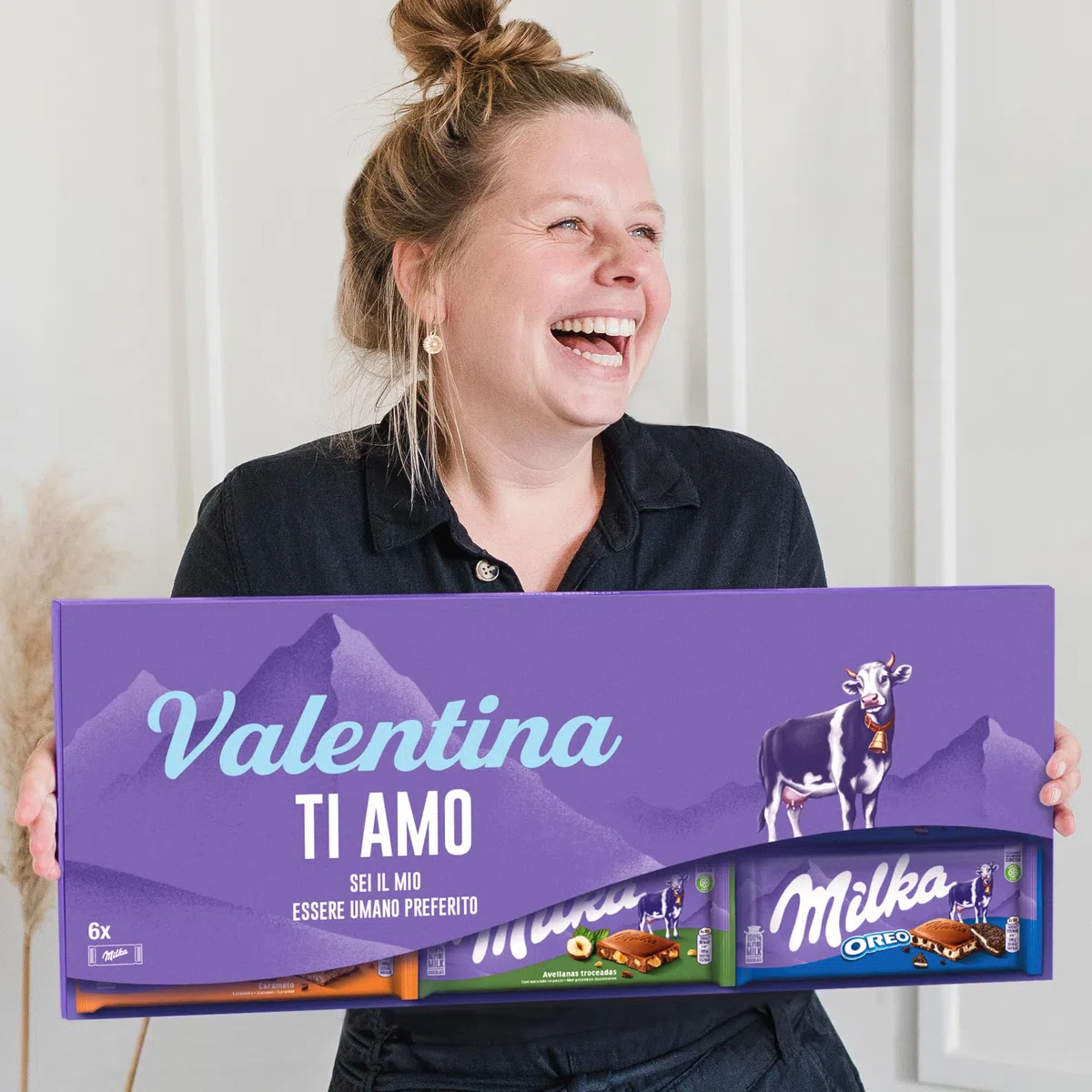 XXL Barretta Milka gigante personalizzata - Regalo di Compleanno & Anniversario per Uomo & Donna con Nome e Messaggio, con deliziose barrette di cioccolato Milka (6 Tavolette)