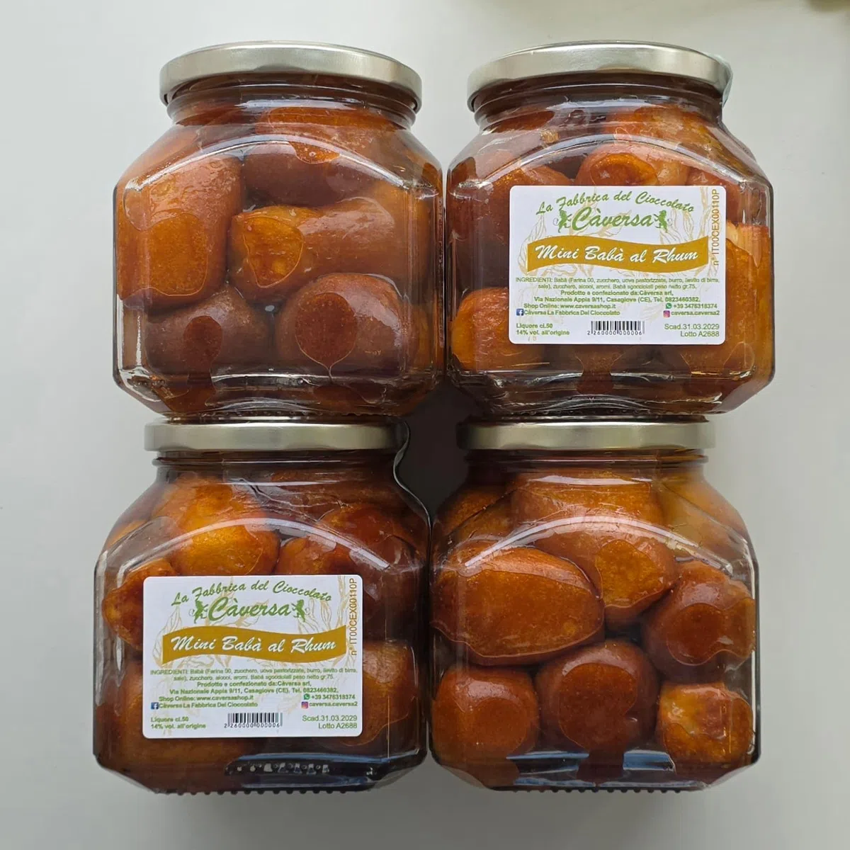 Càversa Babà al Rum 14 Gradi con Tazzine di Cioccolato al Latte – Barattolo 50 cl con 6 Tazzine Commestibili – Babà Artigianali Sgocciolati – Idea Regalo Gourmet