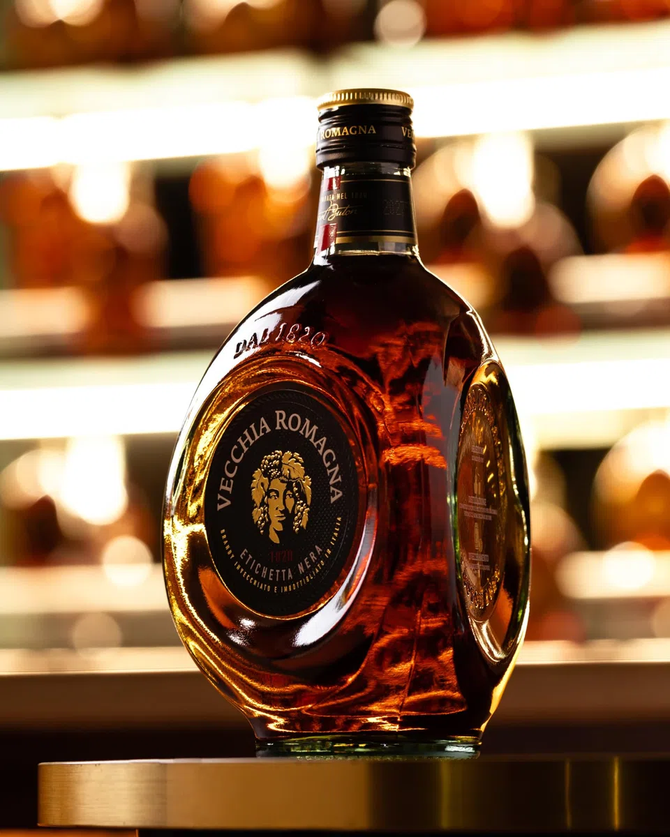 Vecchia Romagna Etichetta Nera 70cl Special Pack - Confezione regalo con un bicchiere. Brandy con doppio invecchiamento, gusto elegante e deciso. 38% vol.