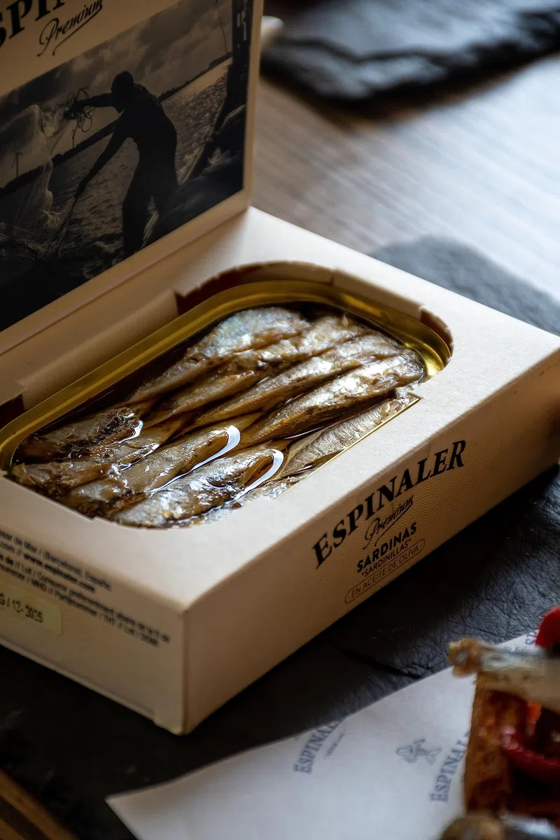 Espinaler Sardine Premium in olio d'oliva - Confezione da 3 lattine da 20-25 sardine in scatola - Sardine in scatola gourmet in olio - Sardine per l'aperitivo o per cucinare.