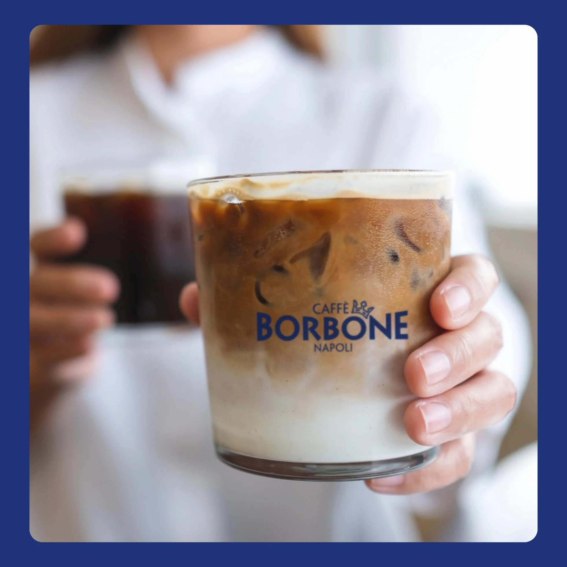 Caffè Borbone, chicchi di caffè tostati - Crema Superiore - Espresso napoletano autentico - Intensità 7/10 - Miscela potente e raffinata con note di cioccolato al latte e vaniglia - Confezione da 1 kg
