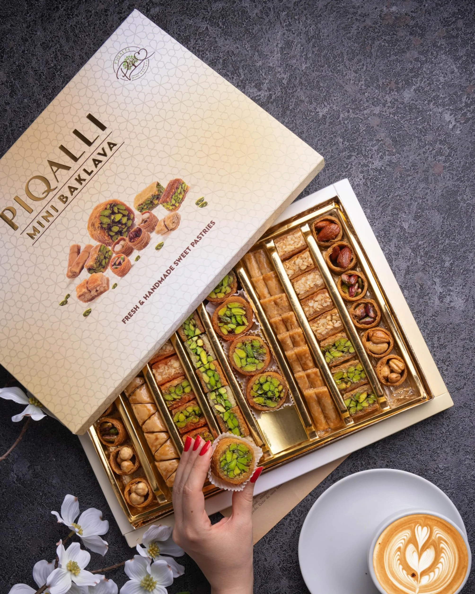 Piqalli Mini Baklava 700g Mix - Baklawa Mix Confezione regalo con diverse varietà di pistacchi, anacardi, mandorle