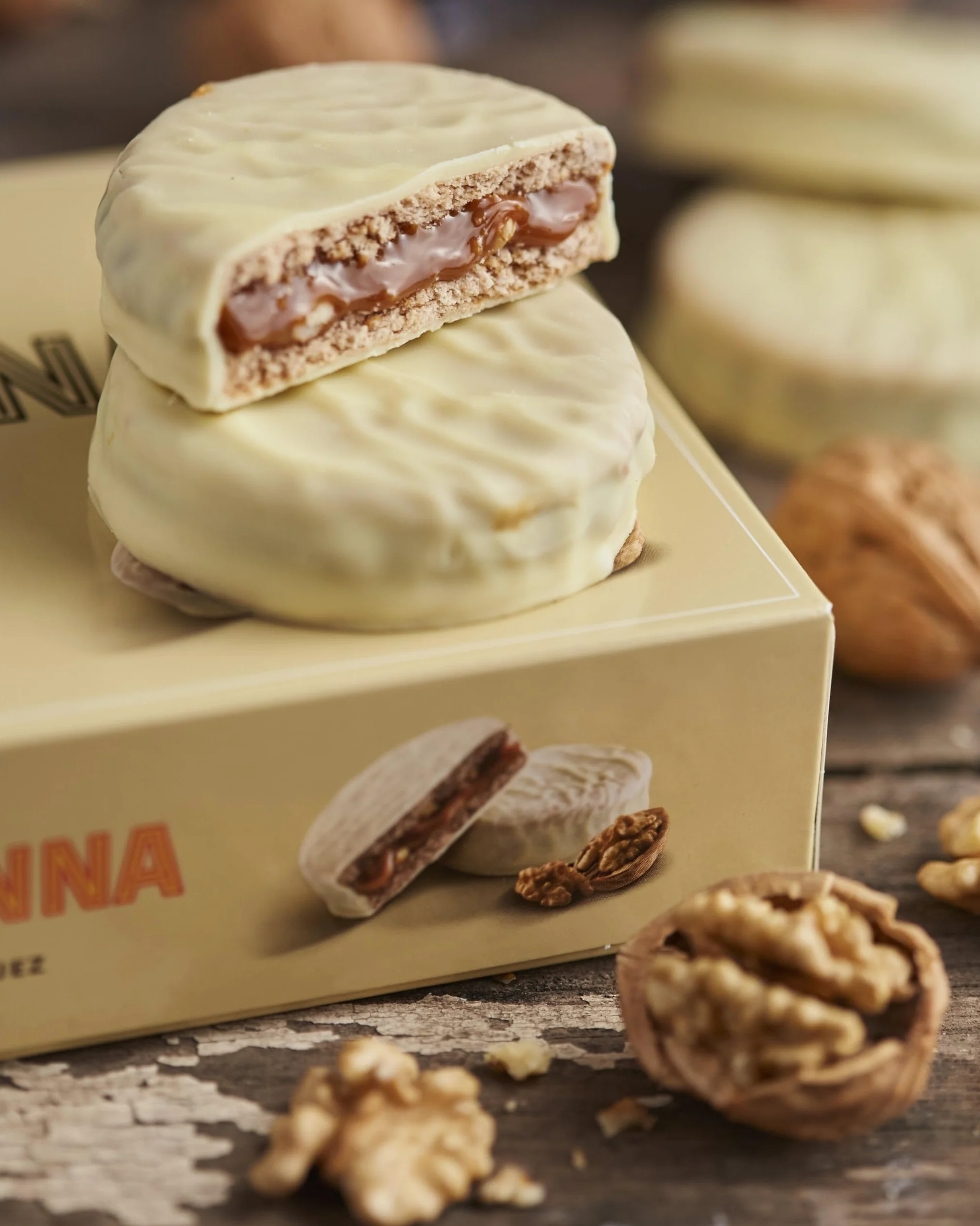 Havanna | Alfajores alle Noci e al Cioccolato Bianco | Biscotti Ricoperti Ripieni di Dulce de Leche | 12 unità | 660 g