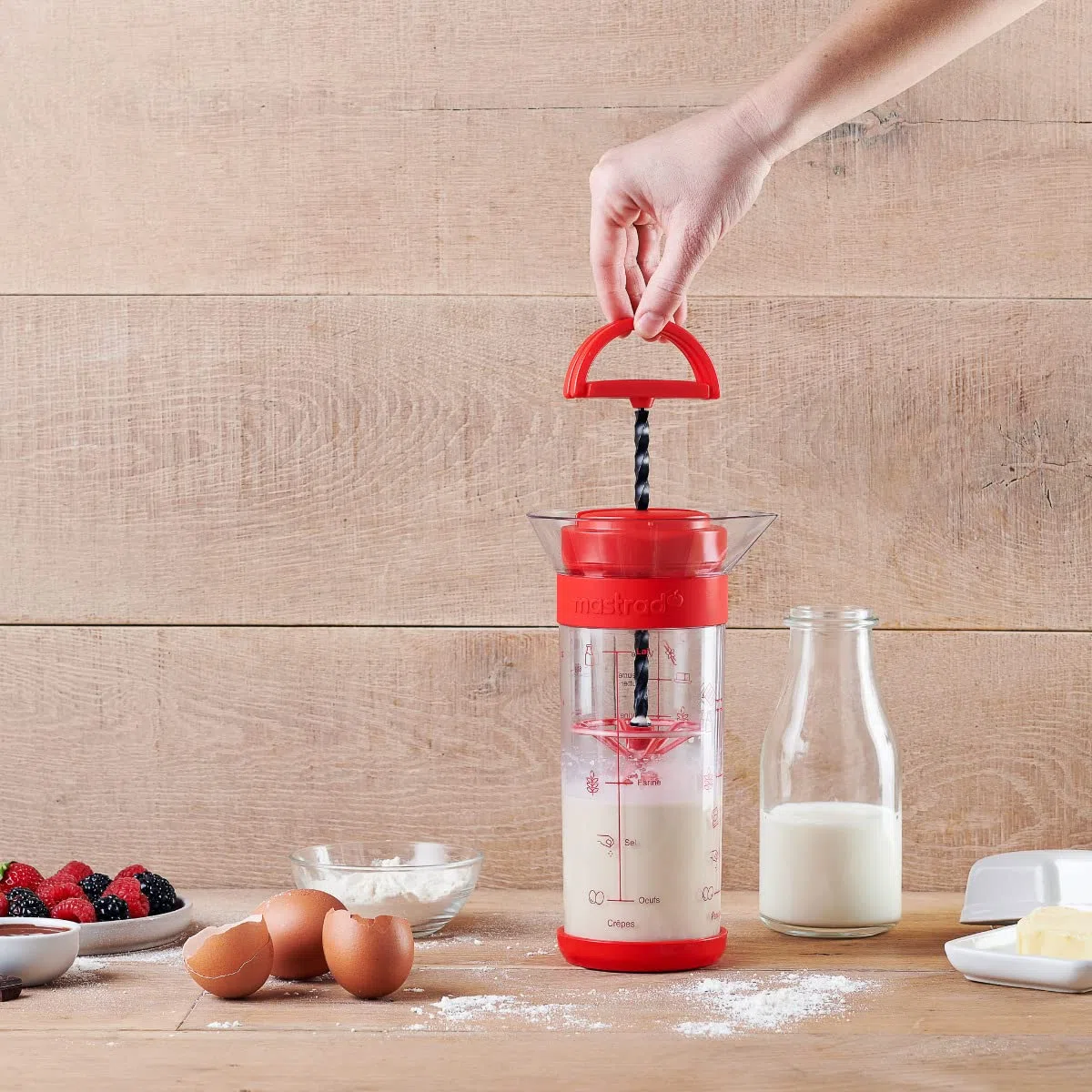 MASTRAD - Twist'n'Mix - Miscelatore per impasti liquidi (frittelle, cialde, pancakes) senza nessun altro materiale - Metodo garantito senza grumi - Facile da usare - 700 ml - Rosso - F38610