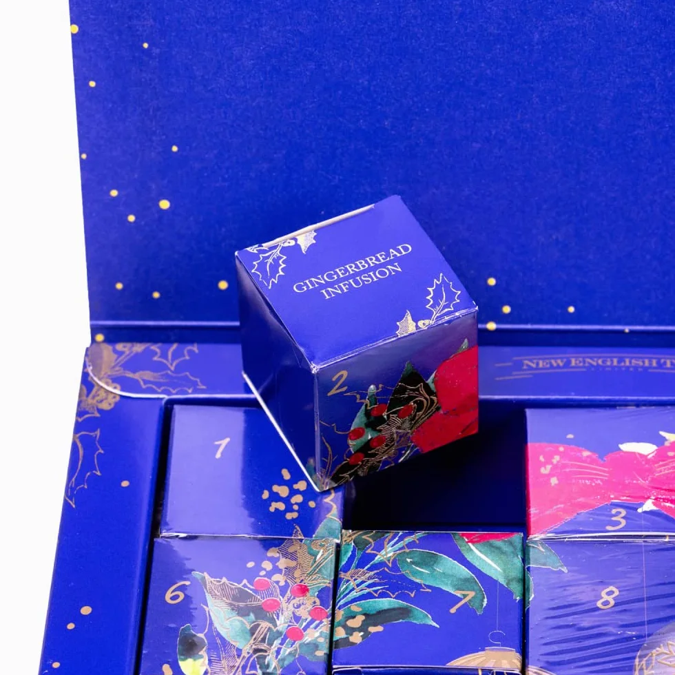 New English Teas Calendario dell'Avvento con tè di Natale, 50 bustine di tè piramidali, 5 miscele di tè nero, frutta e erbe