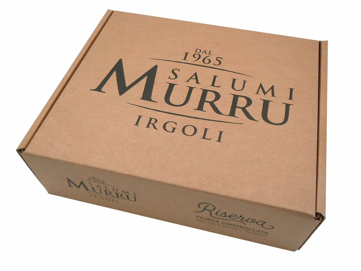 Salumi Murru | Box Degustazione 2 Salumi Sardi Artigianali | Confezione Aperitivo con Salsiccia Curva, Pancetta, salame, guanciale e sgambato pepato e vassio in sughero| Specialità Tipiche Sarde