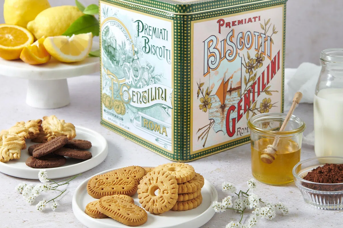 Latta Biscotti Assortiti 1kg – Edizione Retrò da Collezione con Margherite, Brasil, Osvego Mini e Marie – Idea Regalo Elegante con Selezione Classica di Biscotti Italiani Tradizionali