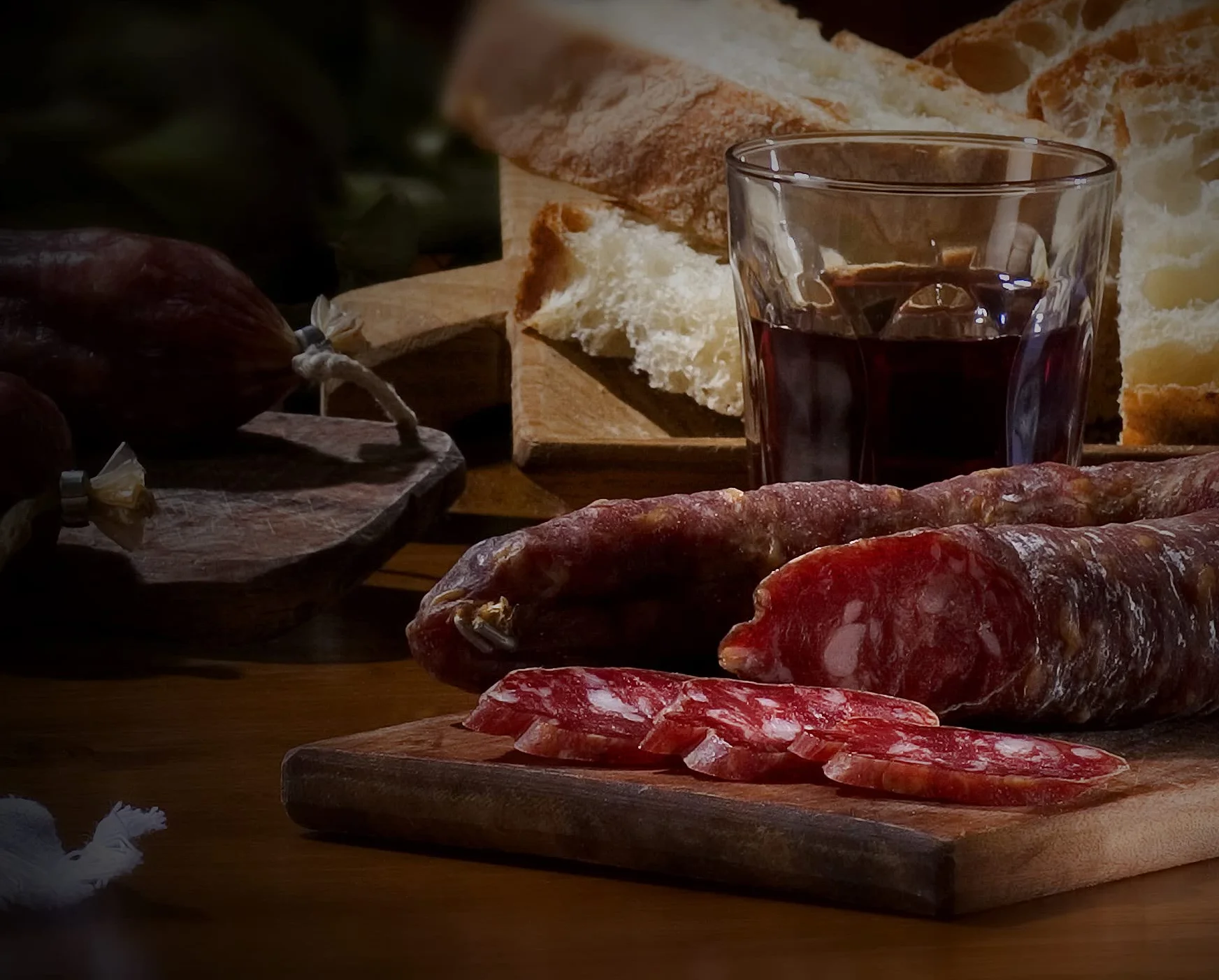 Salumi Murru | Box Degustazione 2 Salumi Sardi Artigianali | Confezione Aperitivo con Salsiccia Curva, Pancetta, salame, guanciale e sgambato pepato e vassio in sughero| Specialità Tipiche Sarde