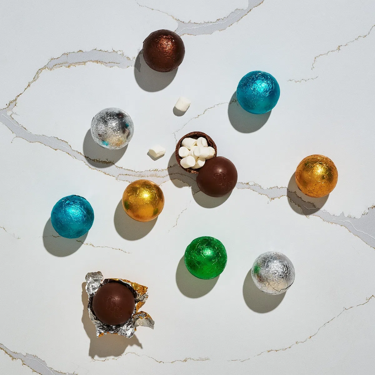 BomBombs, bombe di cioccolata calda, include brownie al fudge, caramello, s'mores, biscotti e panna e bombe di cacao alla menta piperita ripiene di marshmallow, set da 24