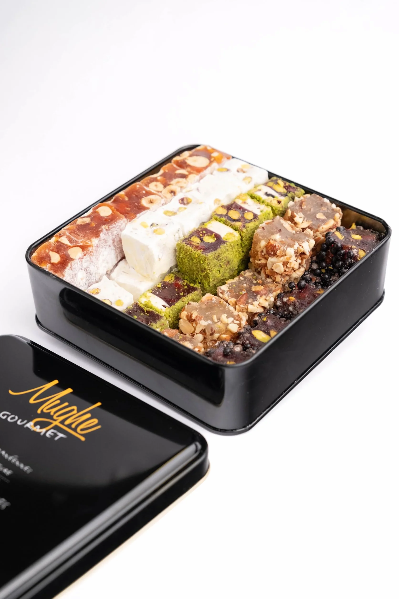 Mughe Gourmet - Delizie di Lokum con Pistacchi Sultan - Elegante Scatola Regalo di Lusso - Pistacchio, Arancia, Nocciola e Mandorle - 1000g - Halal e Vegetariano - Perfetta per Compleanni, Natale
