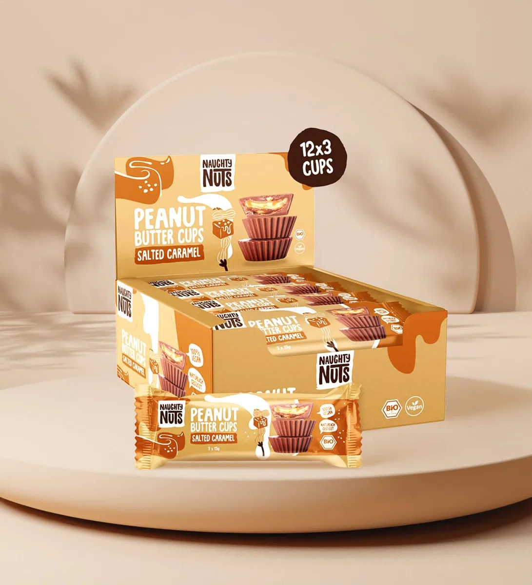 Naughty Nuts BIO Cuppette di Burro di Arachidi, Caramello Salato - Vegana, senza Olio di Palma e con il 44% di Zucchero Raffinato in Meno - 12 x 39 g