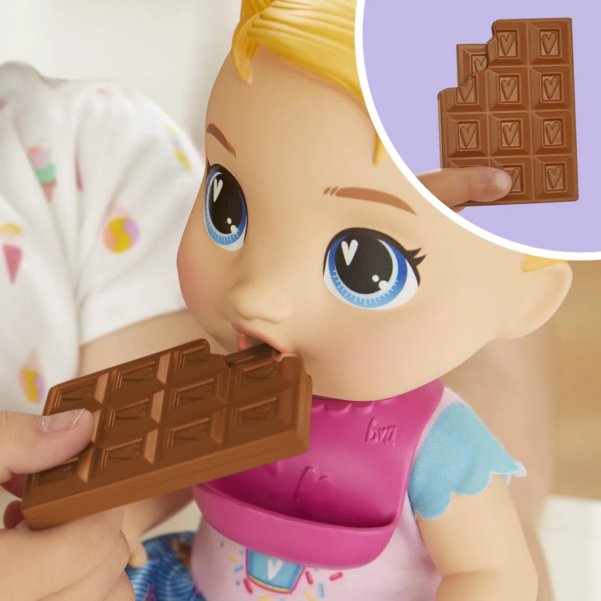 Baby Alive, Sweet Snacks Harper Hugs, Bambola con Cibo Finto, Capelli biondi, 28 cm, Giocattoli per Bambine e Bambini dai 3 Anni in su