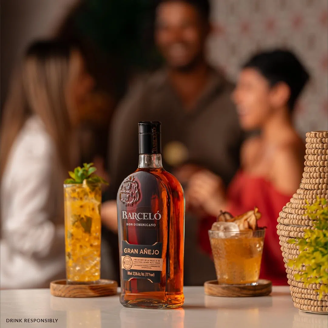 Ron Barceló Gran Añejo – Bottiglia da 700ml di Rum Ambrato, Invecchiato Fino a 6 Anni in Barrique di Rovere Ex Bourbon, Rum Dominicano da 100% Succo di Canna da Zucchero, Per Cocktail di Alto Livello