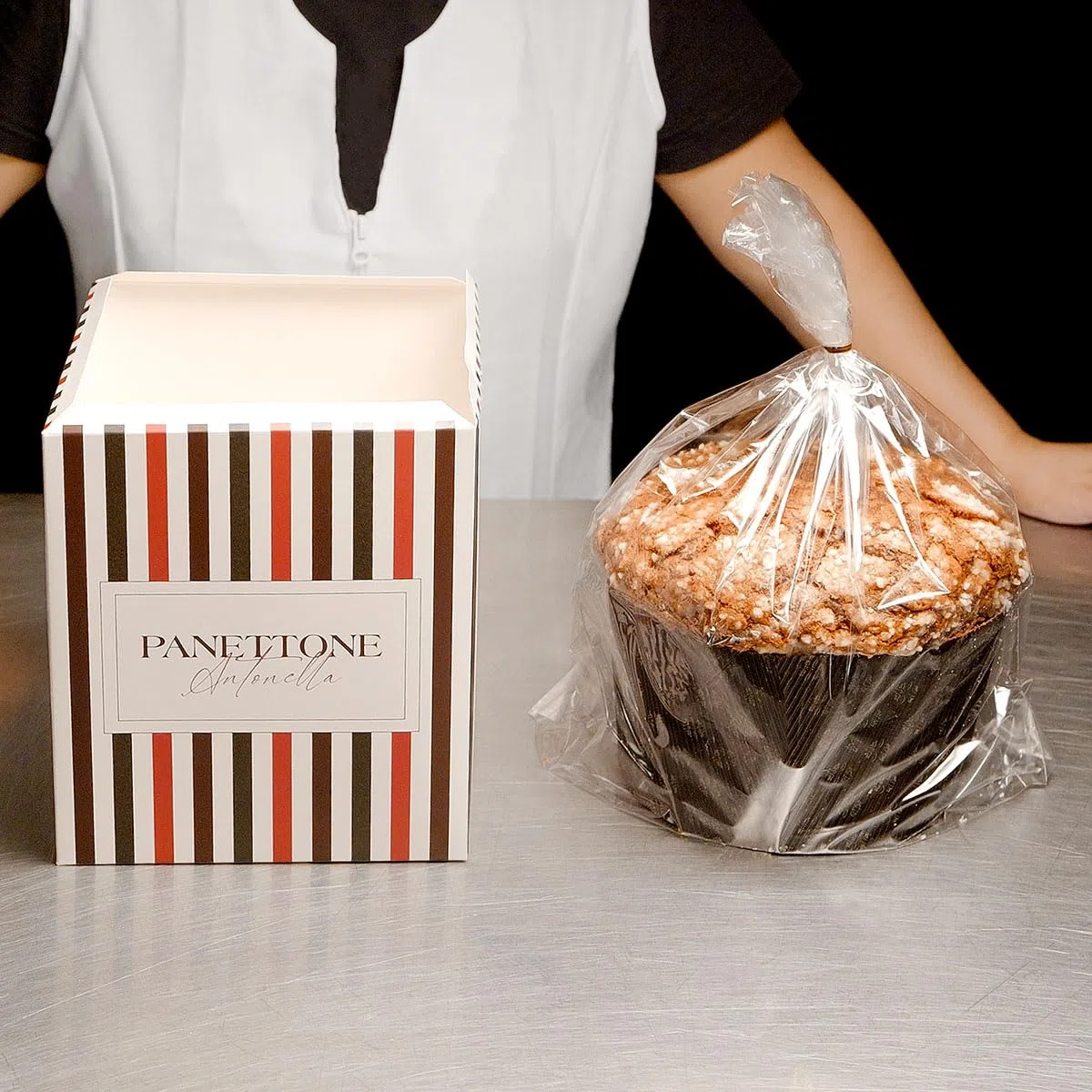 Panettone Antonella al Cioccolato e Arancia XXL 1200 g - Preparazione Artigianale con Ricetta Tradizionale - Delizioso Panettone di Natale