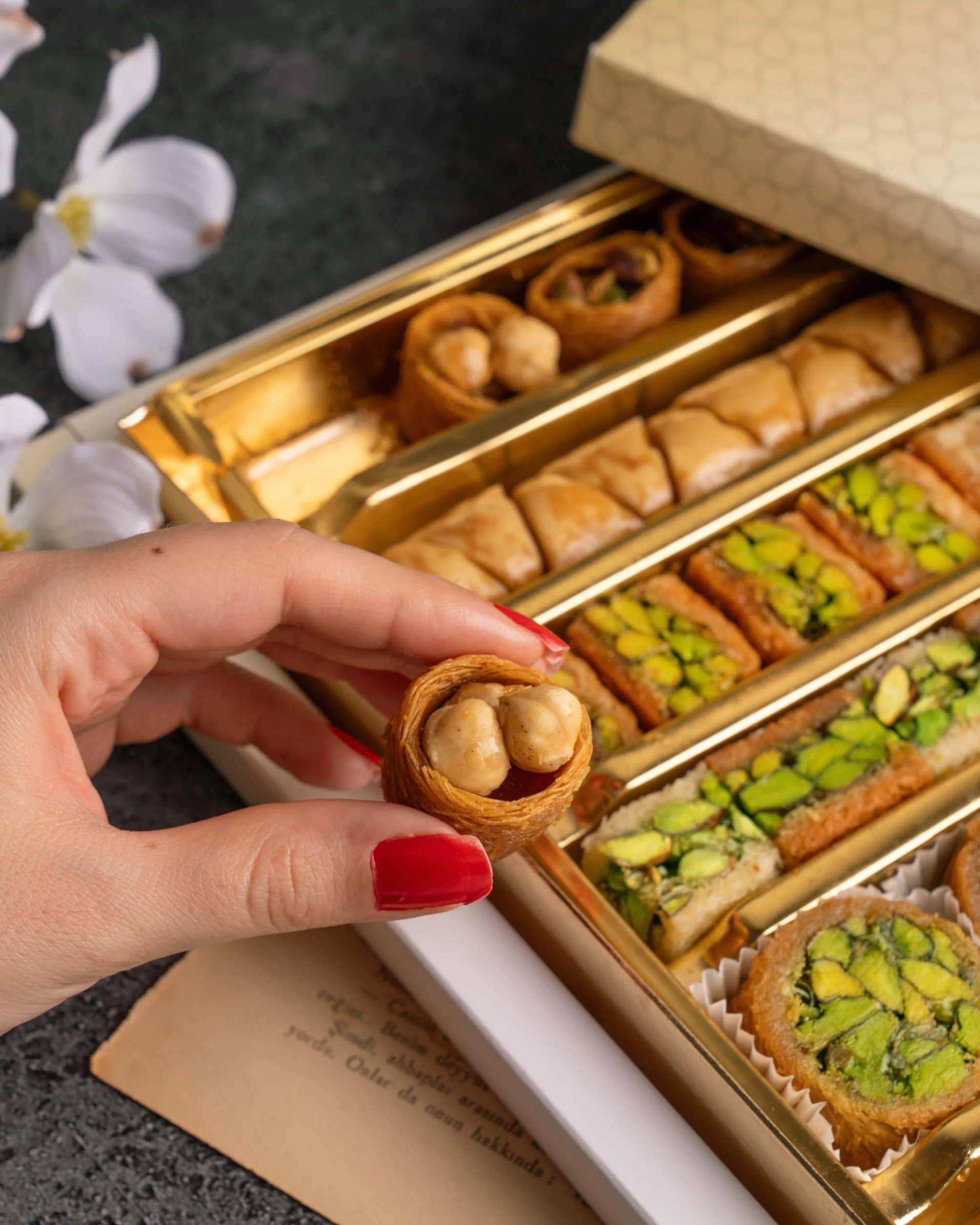 Piqalli Mini Baklava 700g Mix - Baklawa Mix Confezione regalo con diverse varietà di pistacchi, anacardi, mandorle