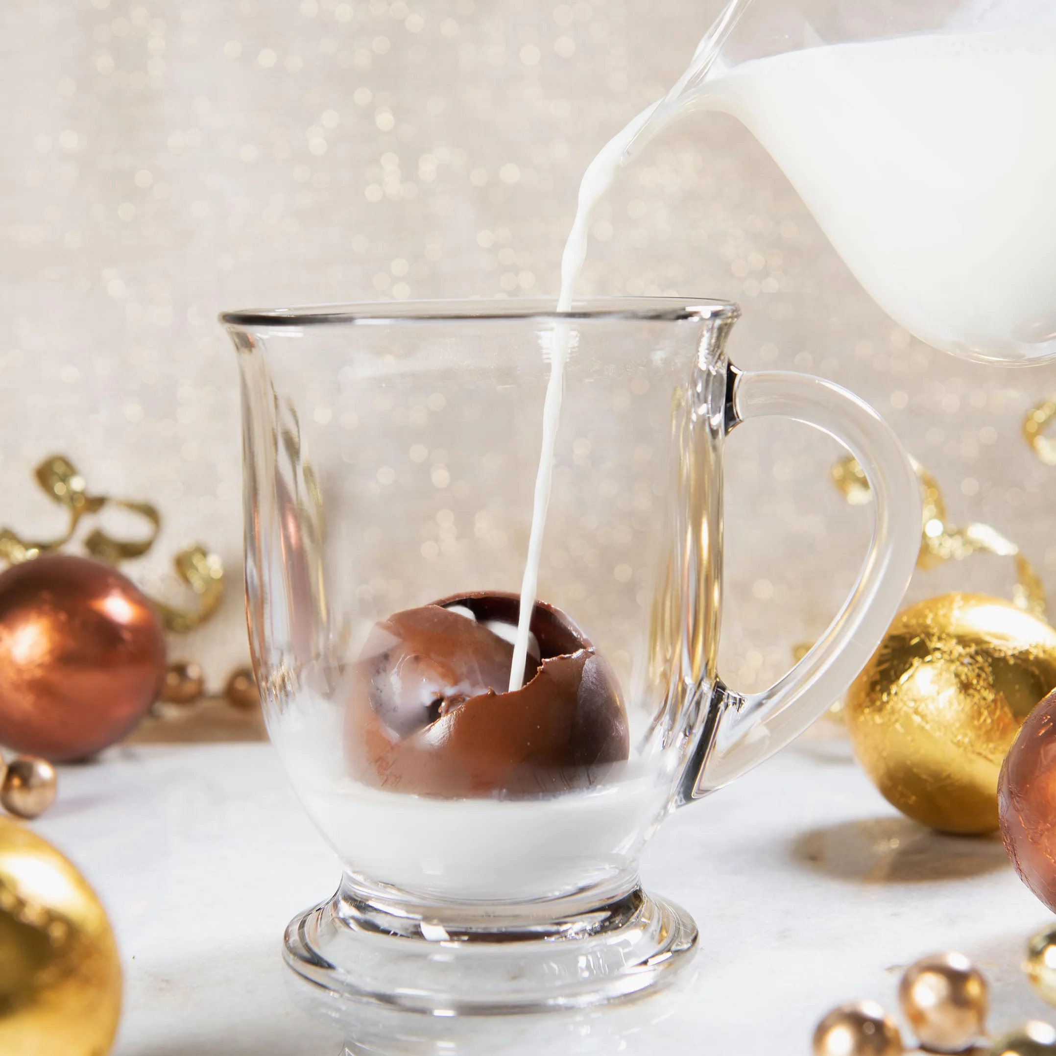 BomBombs, bombe di cioccolata calda, include brownie al fudge, caramello, s'mores, biscotti e panna e bombe di cacao alla menta piperita ripiene di marshmallow, set da 24