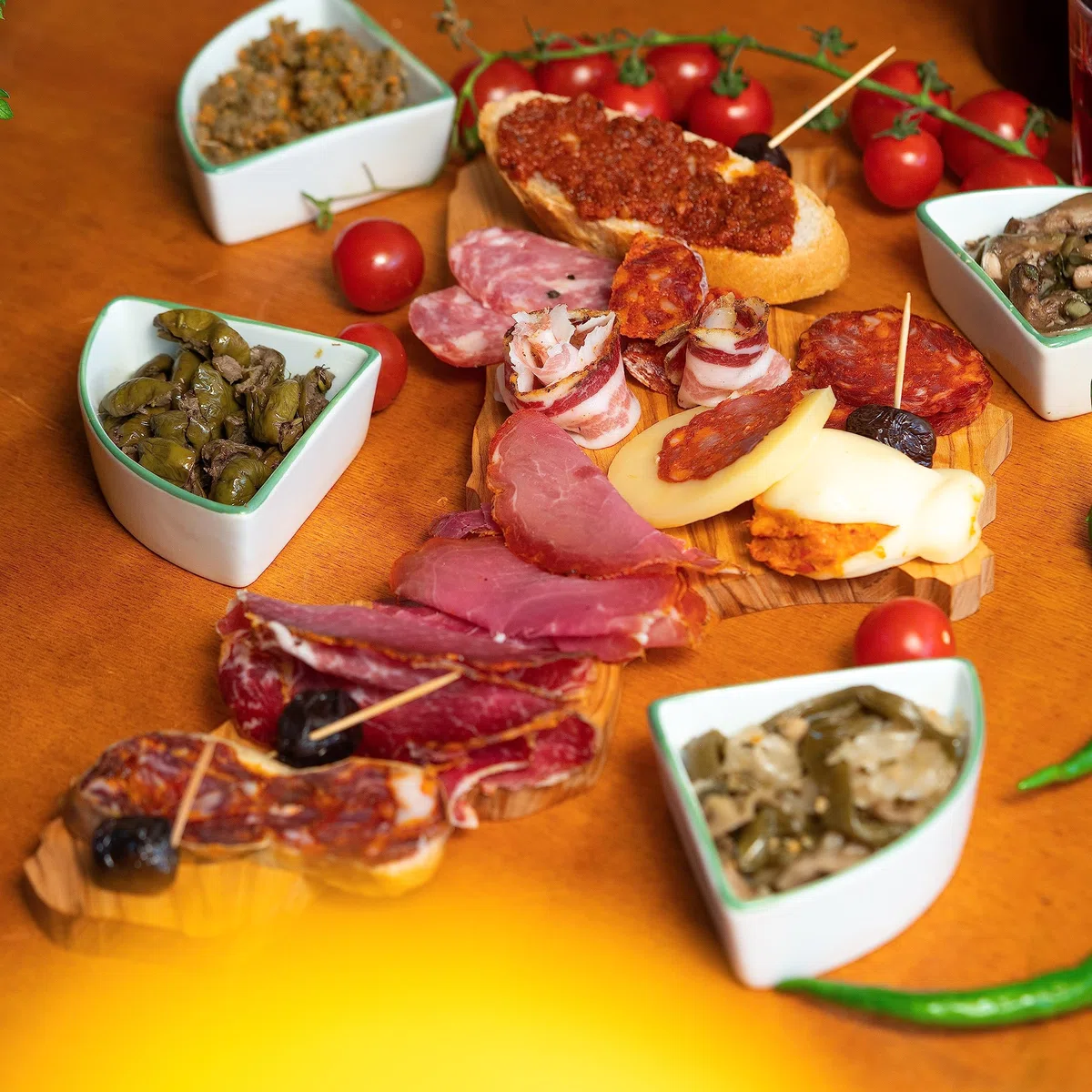 Giù in Calabria Box Prodotti Tipici - Cipolle di Tropea IGP, Peperoncini, Nduja, Pasta Artigianale - Gusta i Sapori della Cucina Tradizionale Calabrese