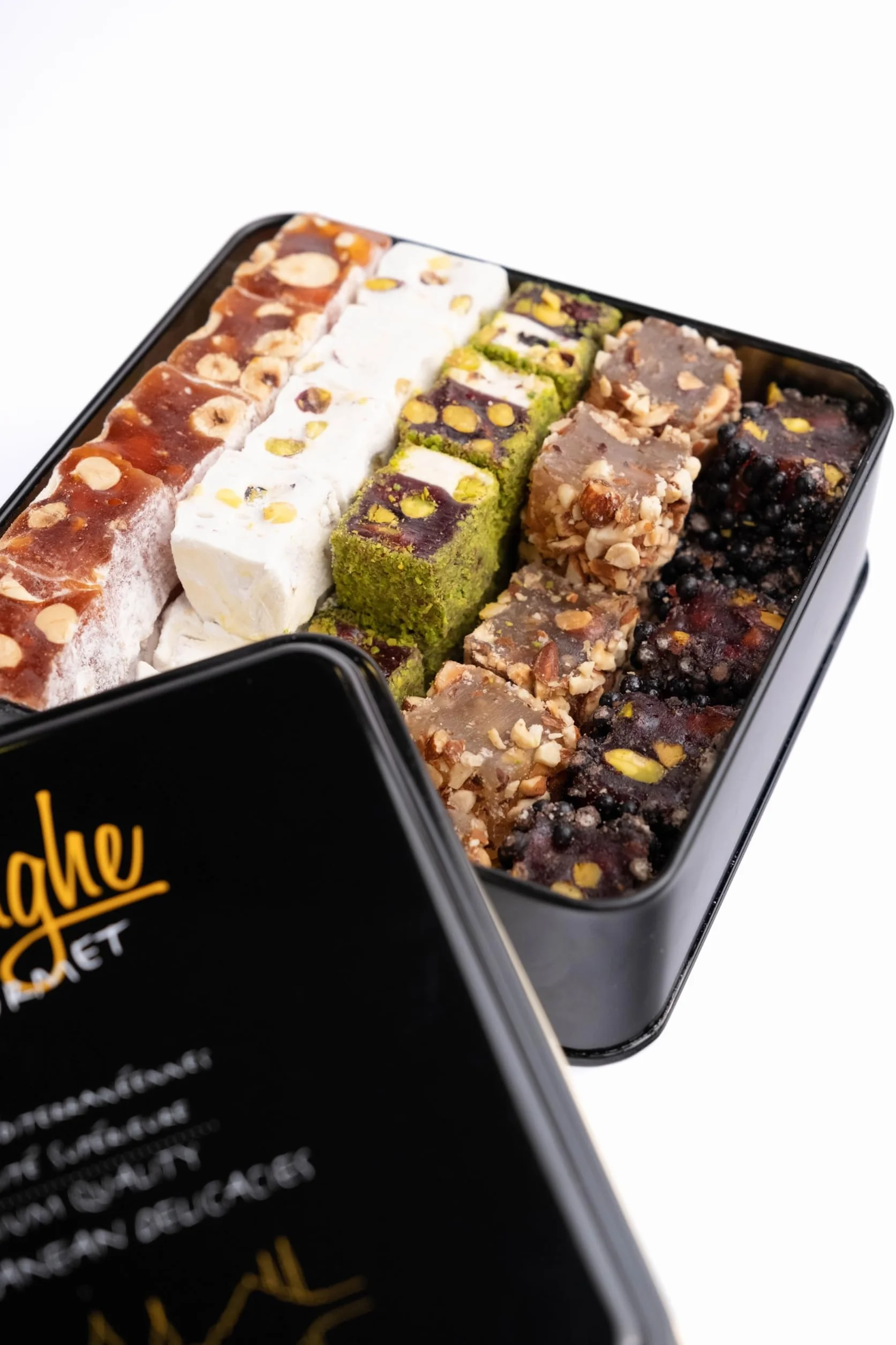 Mughe Gourmet - Delizie di Lokum con Pistacchi Sultan - Elegante Scatola Regalo di Lusso - Pistacchio, Arancia, Nocciola e Mandorle - 1000g - Halal e Vegetariano - Perfetta per Compleanni, Natale